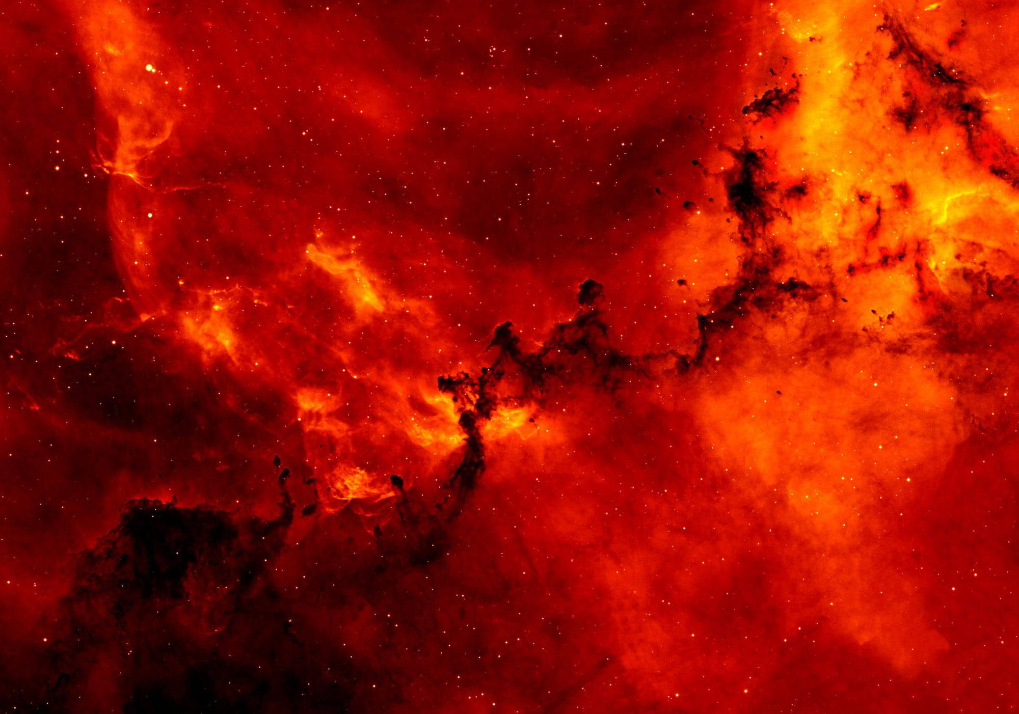 火焰動畫 桌布 壁紙 — 充滿活力的紅色和橙色宇宙星雲，帶有發光的絲狀物和散落的星星，襯托著黑暗的虛空。
