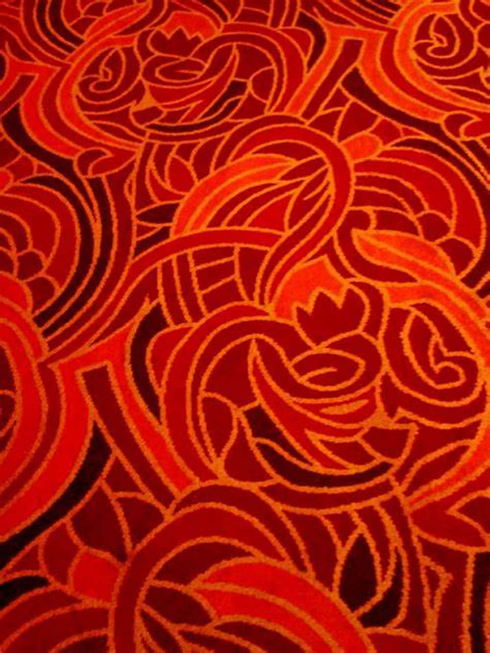 Orange Abstract 桌布 壁紙 — 充滿活力的紅色和橙色抽象花卉圖案，帶有漩渦線條和紋理天鵝絨般的表面。