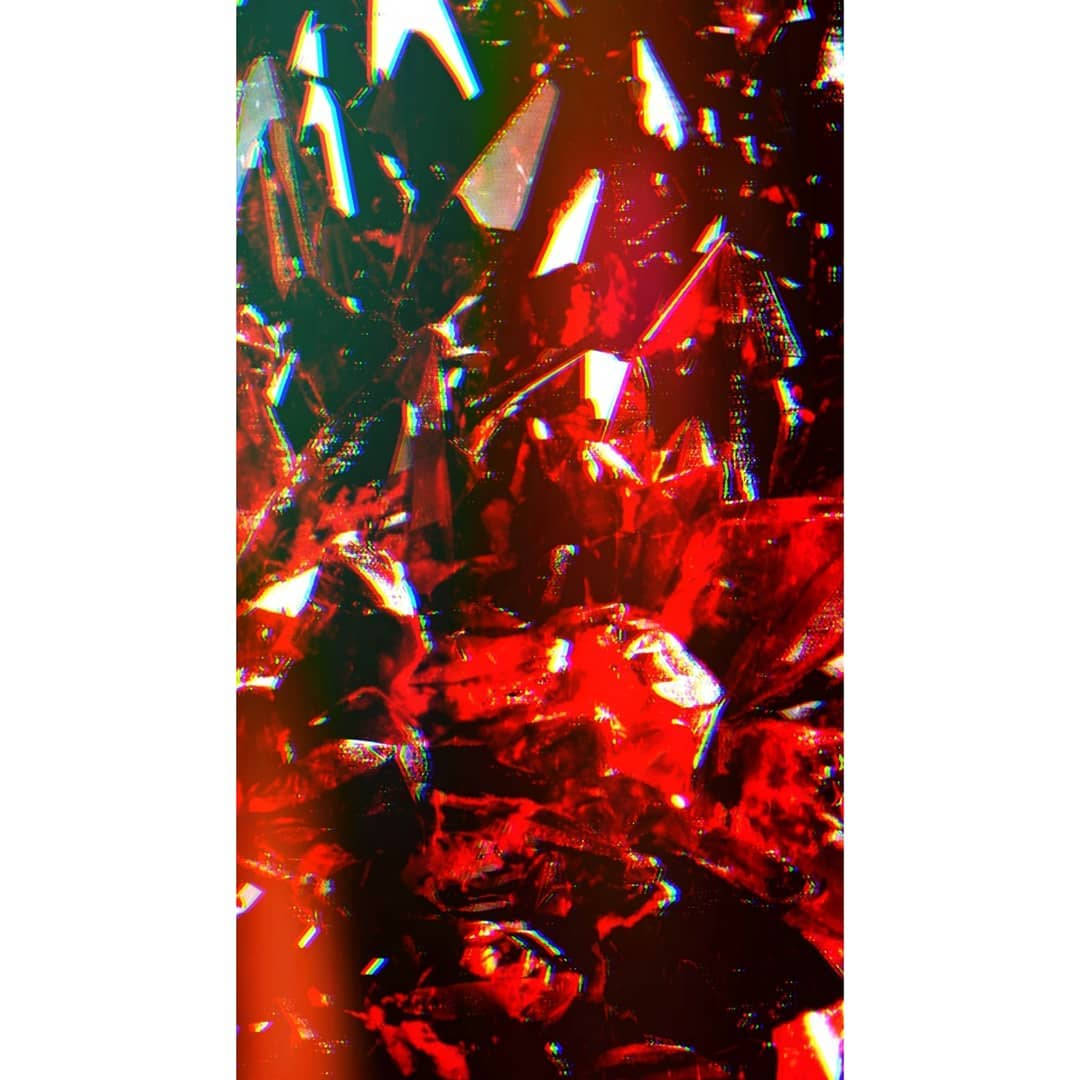 Red Baddie 桌布 壁紙 — 充滿活力的紅色和黑色破碎玻璃碎片在混亂的抽象圖案中捕捉銳利的光線。