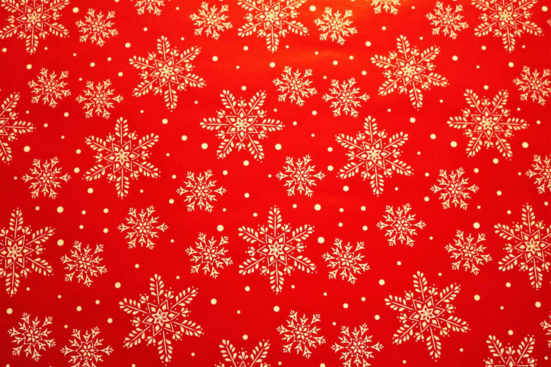 red christmas 桌布 壁紙 — 充滿活力的紅色壁紙，飾有精緻的白色雪花和散落的圓點，營造出節日假期圖案。