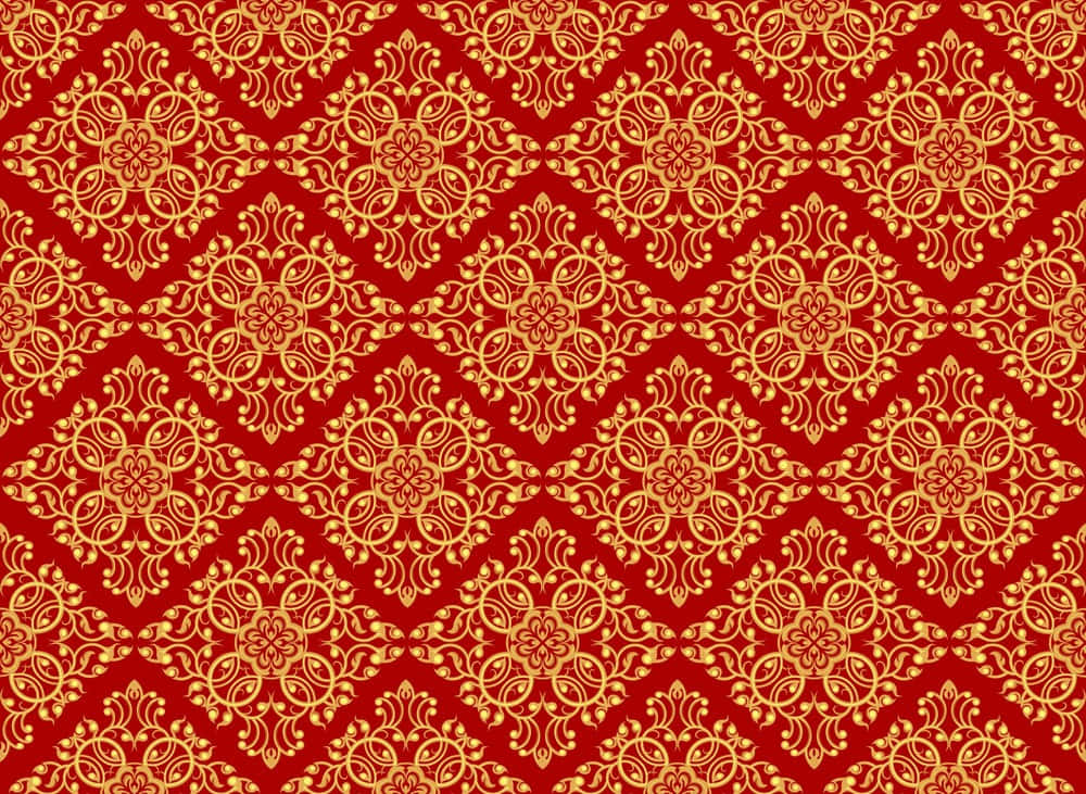 Beautiful Pattern 桌布 壁紙 — 充滿活力的紅色壁紙，飾有重複的金色華麗花卉大馬士革圖案，呈對稱網格排列。