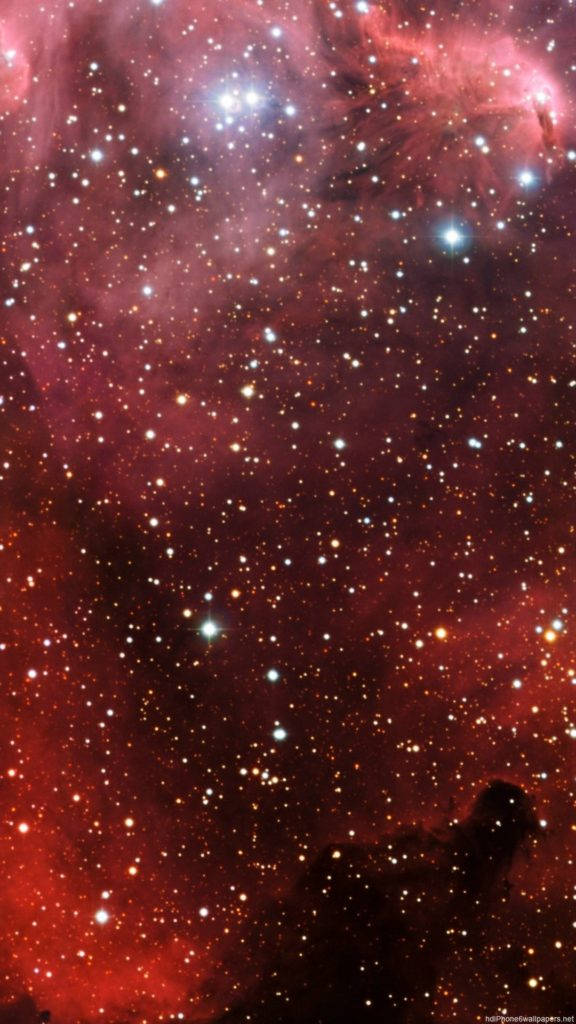 太空 iPhone 桌布 壁紙 — 充滿活力的紅色宇宙雲層與無數發光的星星旋轉，呈現出令人驚嘆的深空景象。