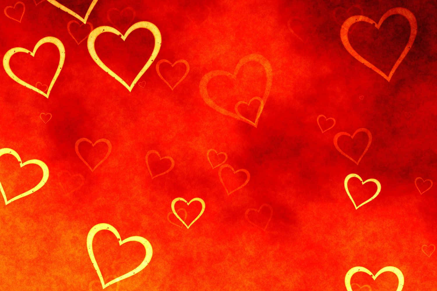 Red Heart 桌布 壁紙 — 充滿活力的紅色紋理背景，點綴著各種尺寸的發光金色心形輪廓。