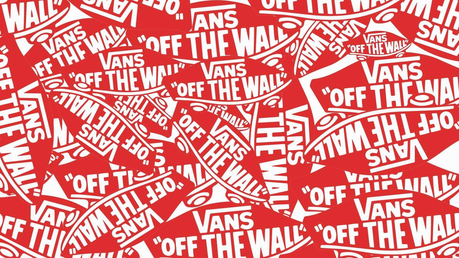 Vans Off The Wall 桌布 壁紙 — 充滿活力的紅色背景，上面有重疊的白色Vans Off The Wall標誌，方向各異。