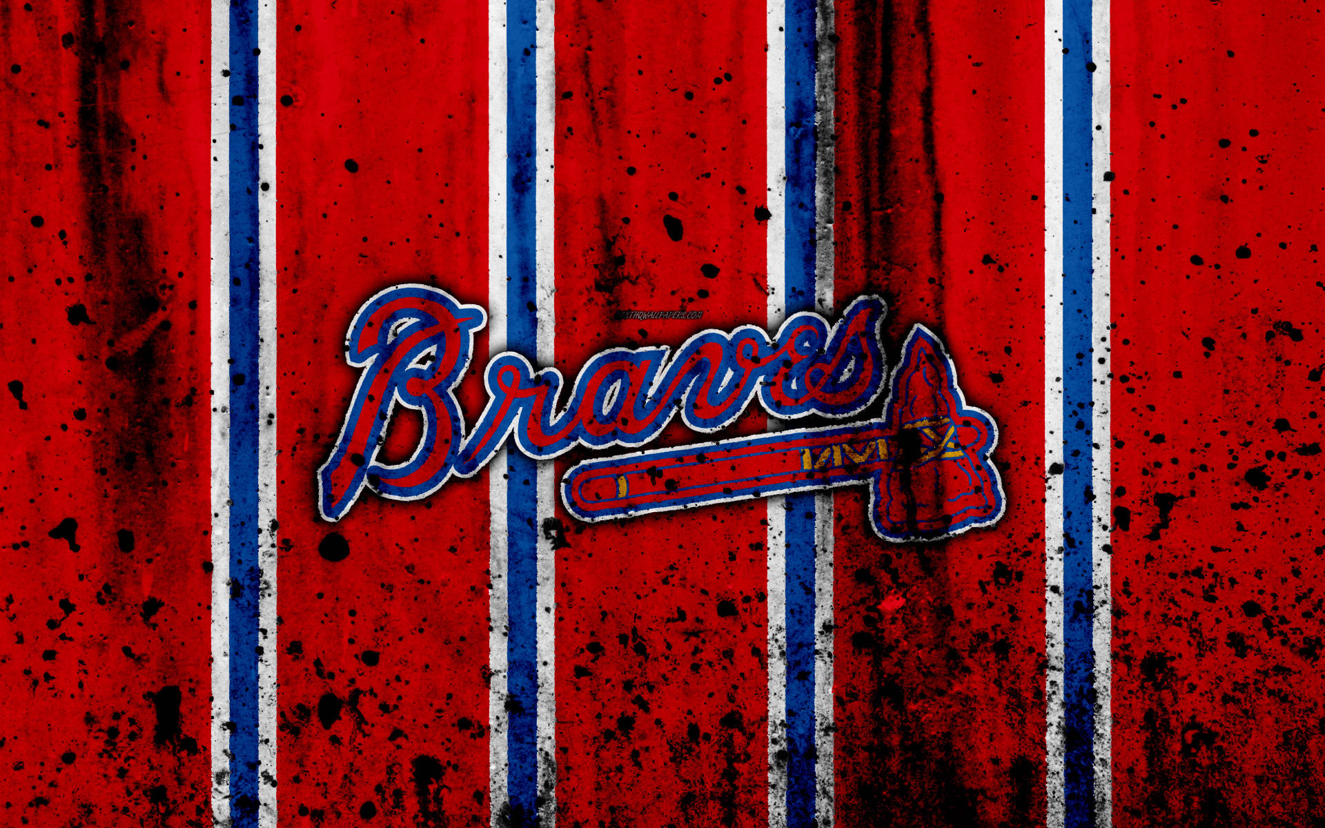Braves 桌布 壁紙 — 充滿活力的紅色背景，帶有藍色和白色條紋，呈現磨損的Braves棒球標誌，帶有飛濺效果。