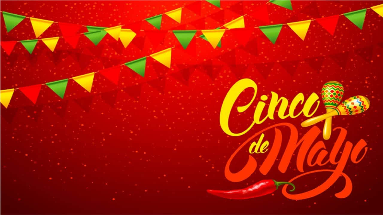 Happy Cinco De Mayo 桌布 壁紙 — 充滿活力的紅色背景，配上色彩繽紛的三角旗和節日氣氛的Cinco de Mayo文字，裝飾有沙槌和辣椒。