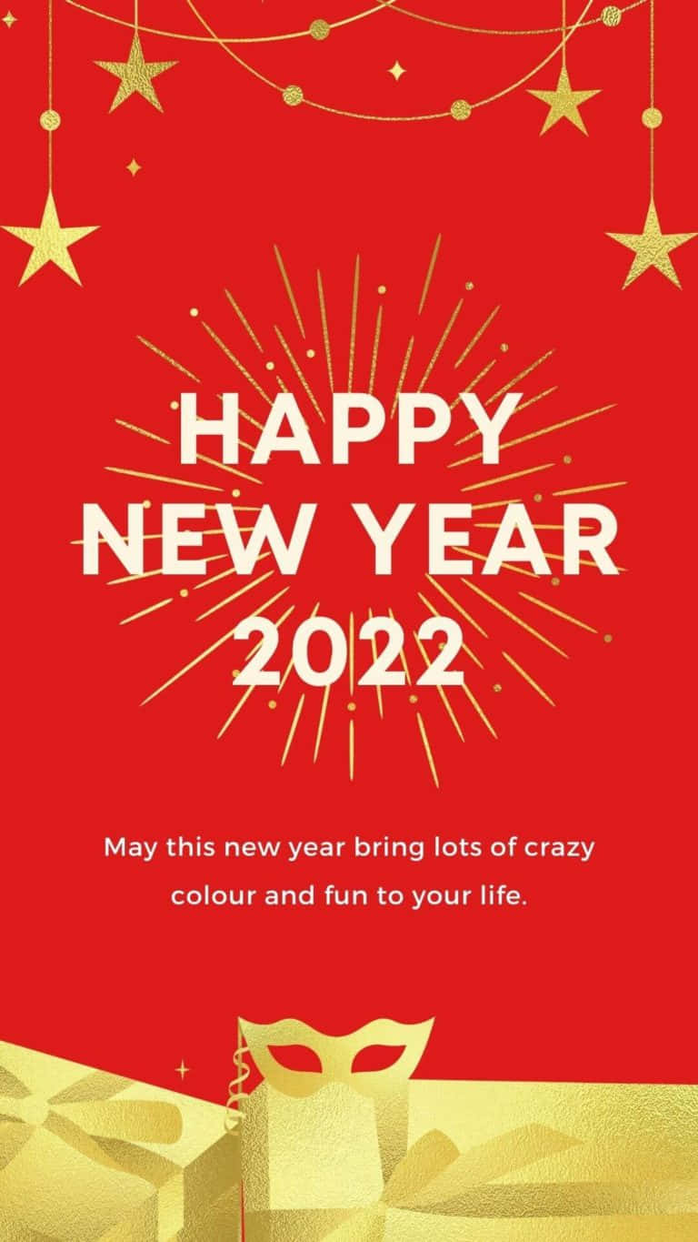 新年 桌布 壁紙 — 充滿活力的紅色背景，金色星星和煙火，慶祝2022年新年快樂，配有節日禮品盒和化妝舞會面具。