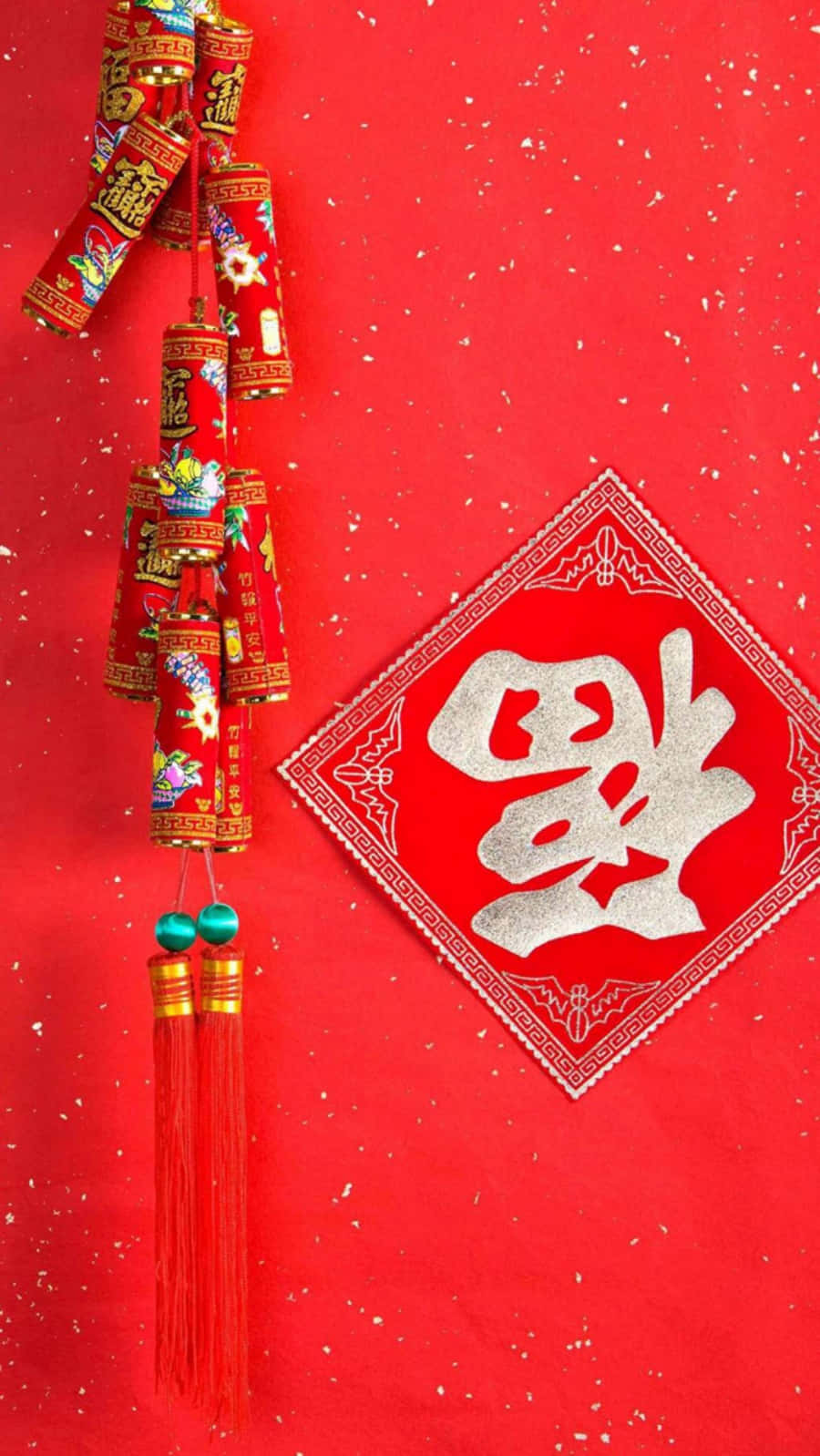 春節 桌布 壁紙 — 充滿活力的紅色背景，飾有傳統中國新年裝飾，包括鑽石形狀的「福」字和節日流蘇。