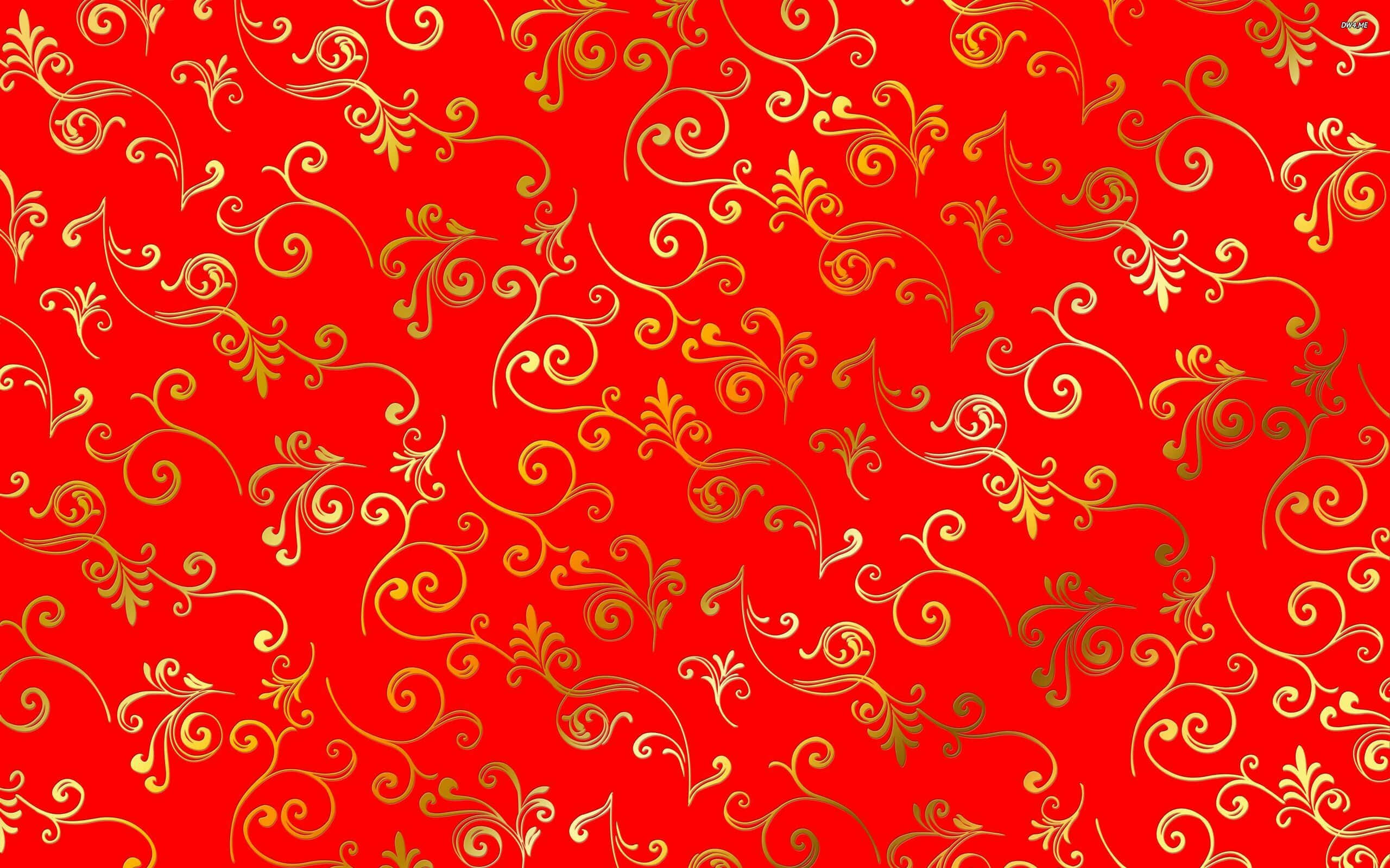 Red And Gold 桌布 壁紙 — 充滿活力的紅色背景，飾有複雜的金色漩渦花卉圖案，重複的裝飾設計。