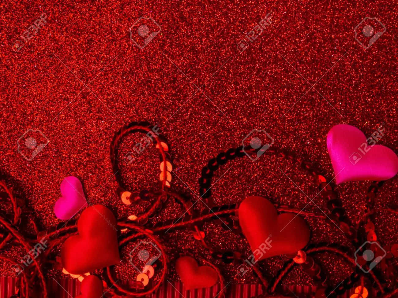 Glitter Pink Hearts 桌布 壁紙 — 充滿活力的紅色閃粉背景，點綴著毛絨心形和串燈，營造出節日浪漫的氛圍。
