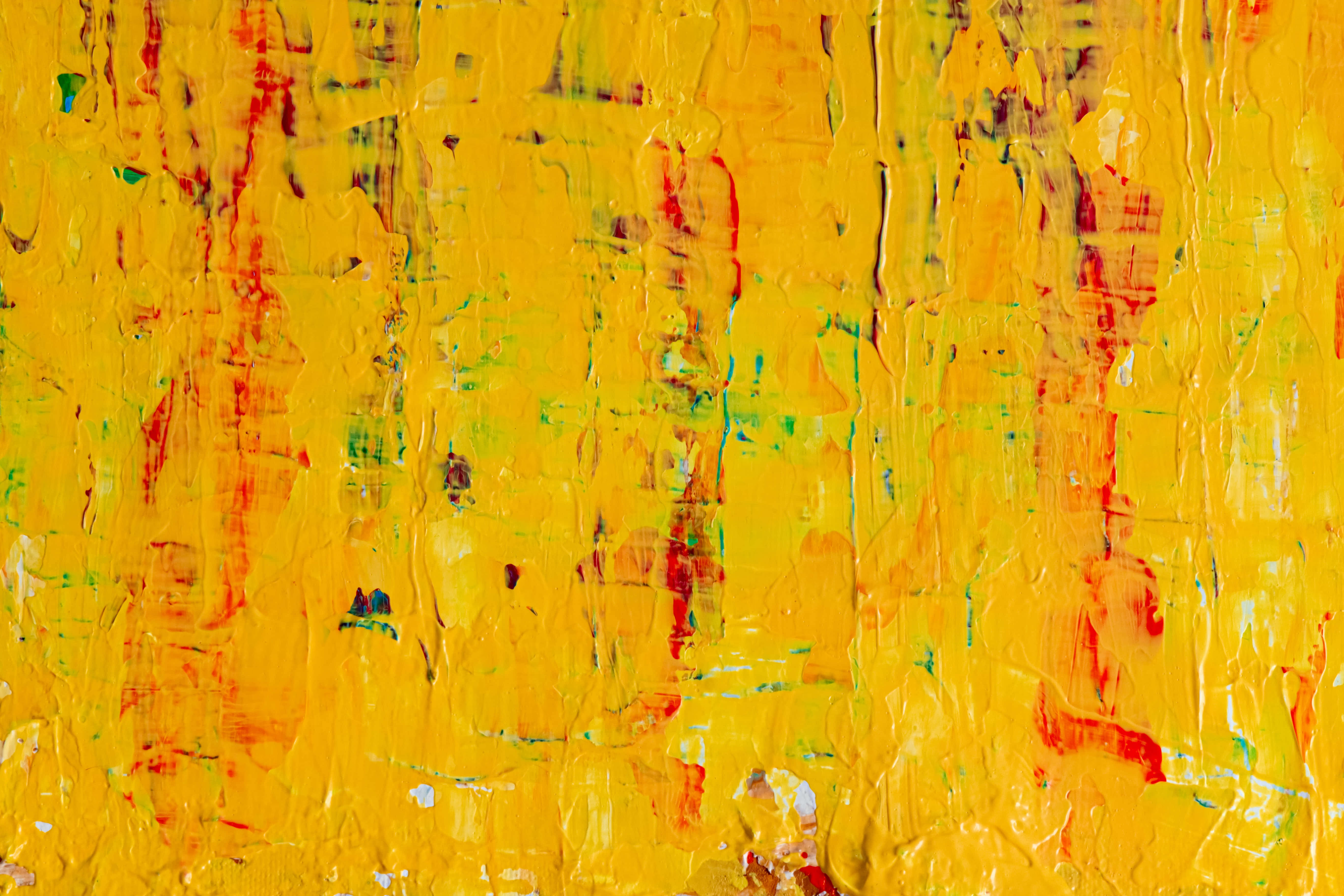 Yellow Art 桌布 壁紙 — 充滿活力的紋理黃色畫布，大膽的紅色、綠色和藍綠色筆觸創造出充滿活力的抽象構圖。