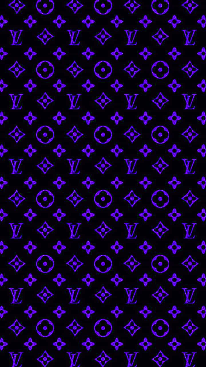 Louis Vuitton Pattern 桌布 壁紙 — 充滿活力的紫色 Louis Vuitton 字母圖案在純黑色背景上重複，形成無縫壁紙設計。