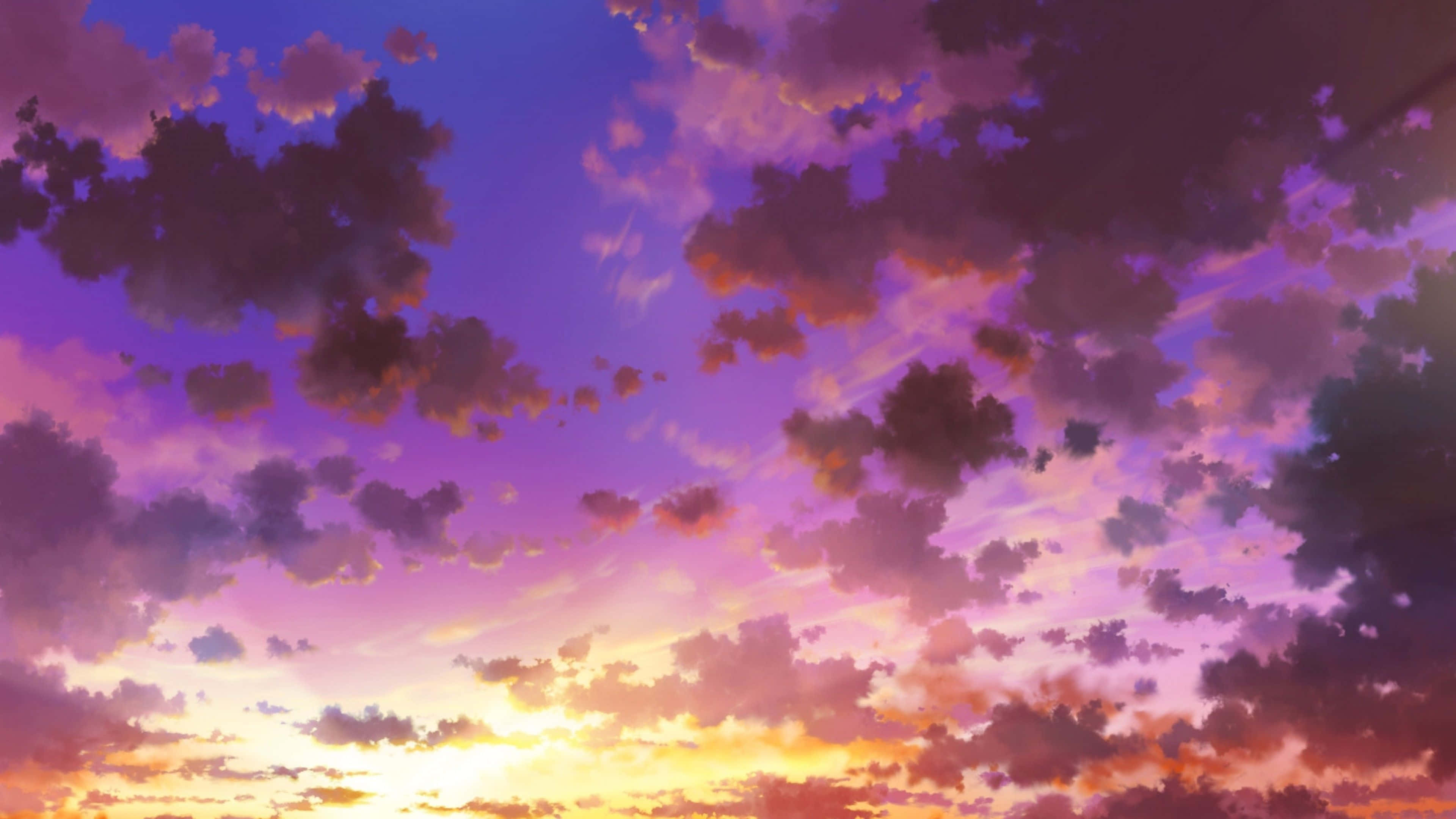 Anime Sky 桌布 壁紙 — 充滿活力的紫色、橙色和黃色雲彩在暮色天空中劃過，閃耀著夕陽的光輝。