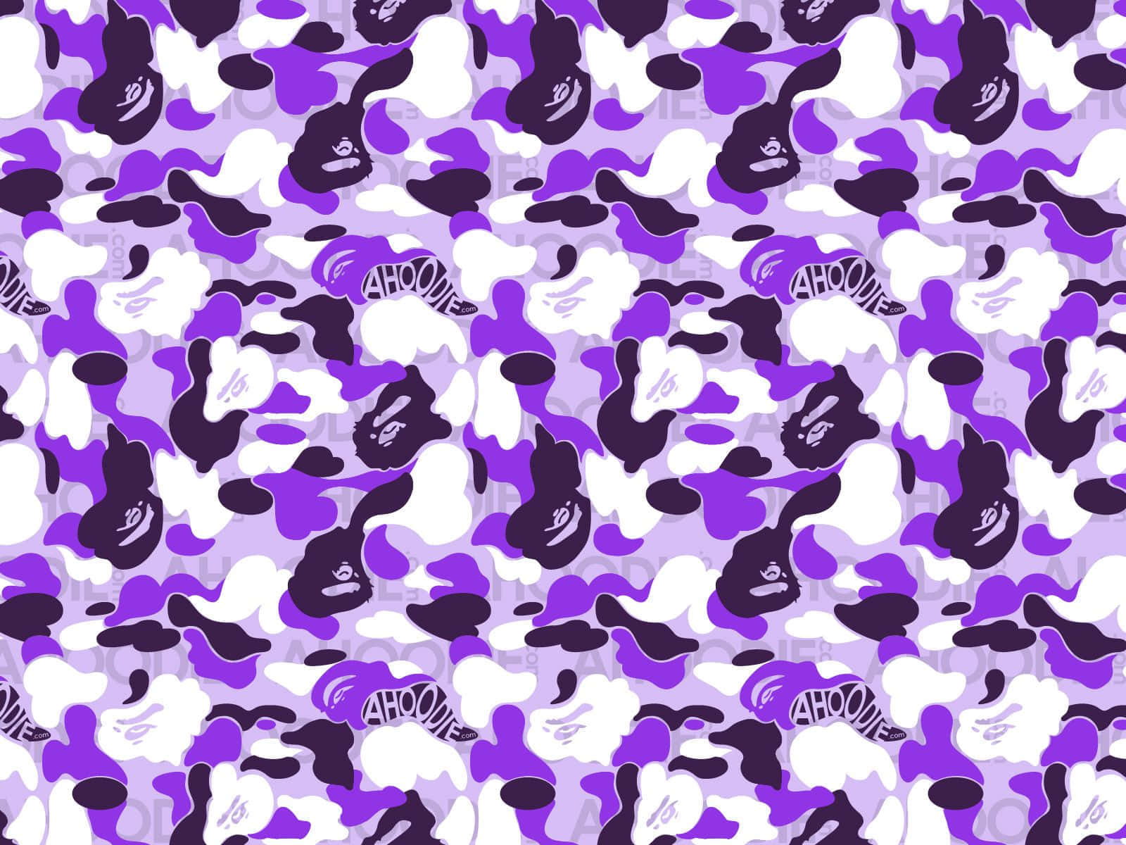 Bape 動態 桌布 壁紙 — 充滿活力的紫色、白色和黑色迷彩圖案，帶有重複的風格化面孔和文字。
