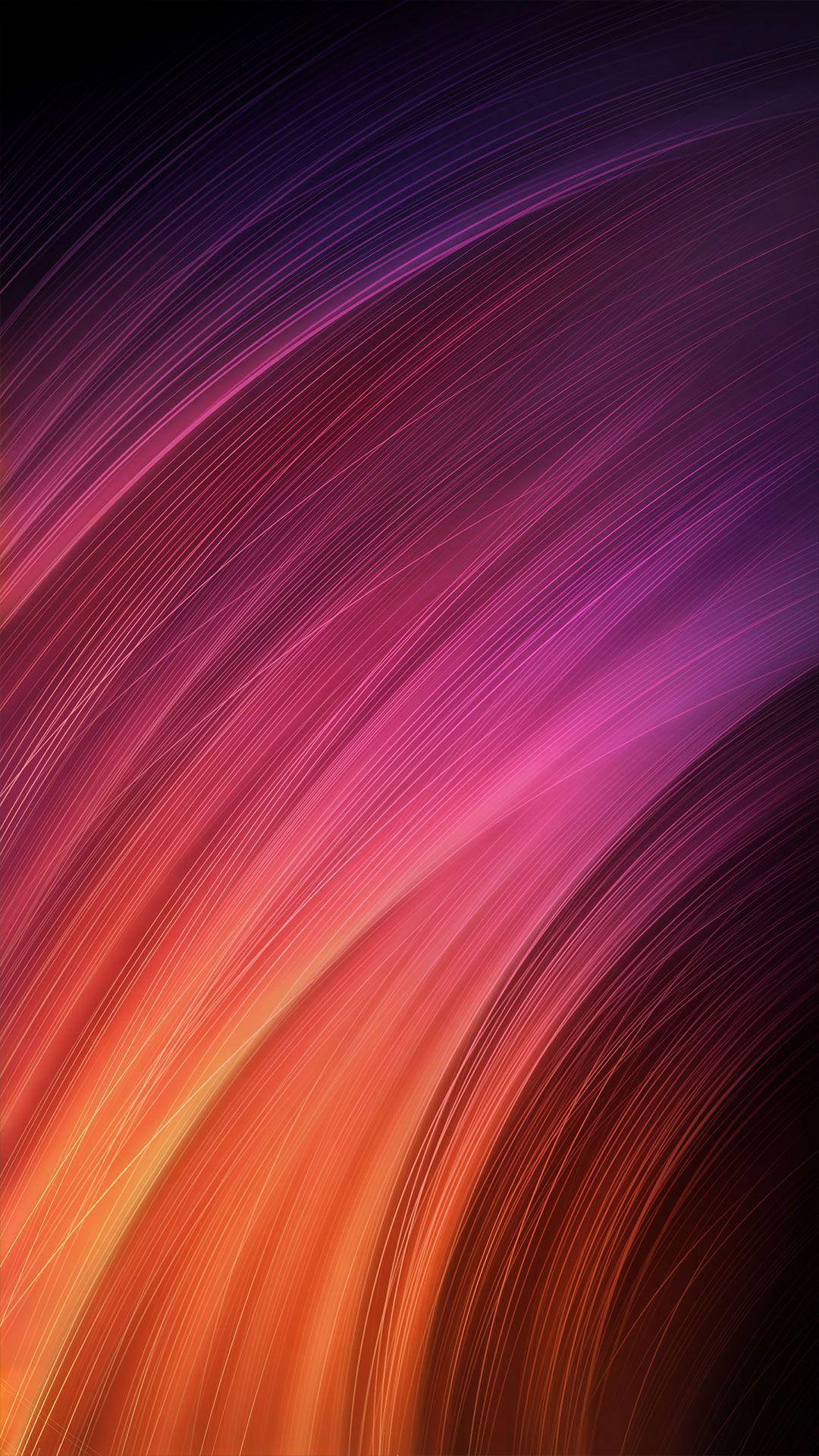 Xiaomi 桌布 壁紙 — 充滿活力的紫色、粉紅色和橙色光線條紋在黑暗背景上對角線旋轉，形成動態的抽象構圖。