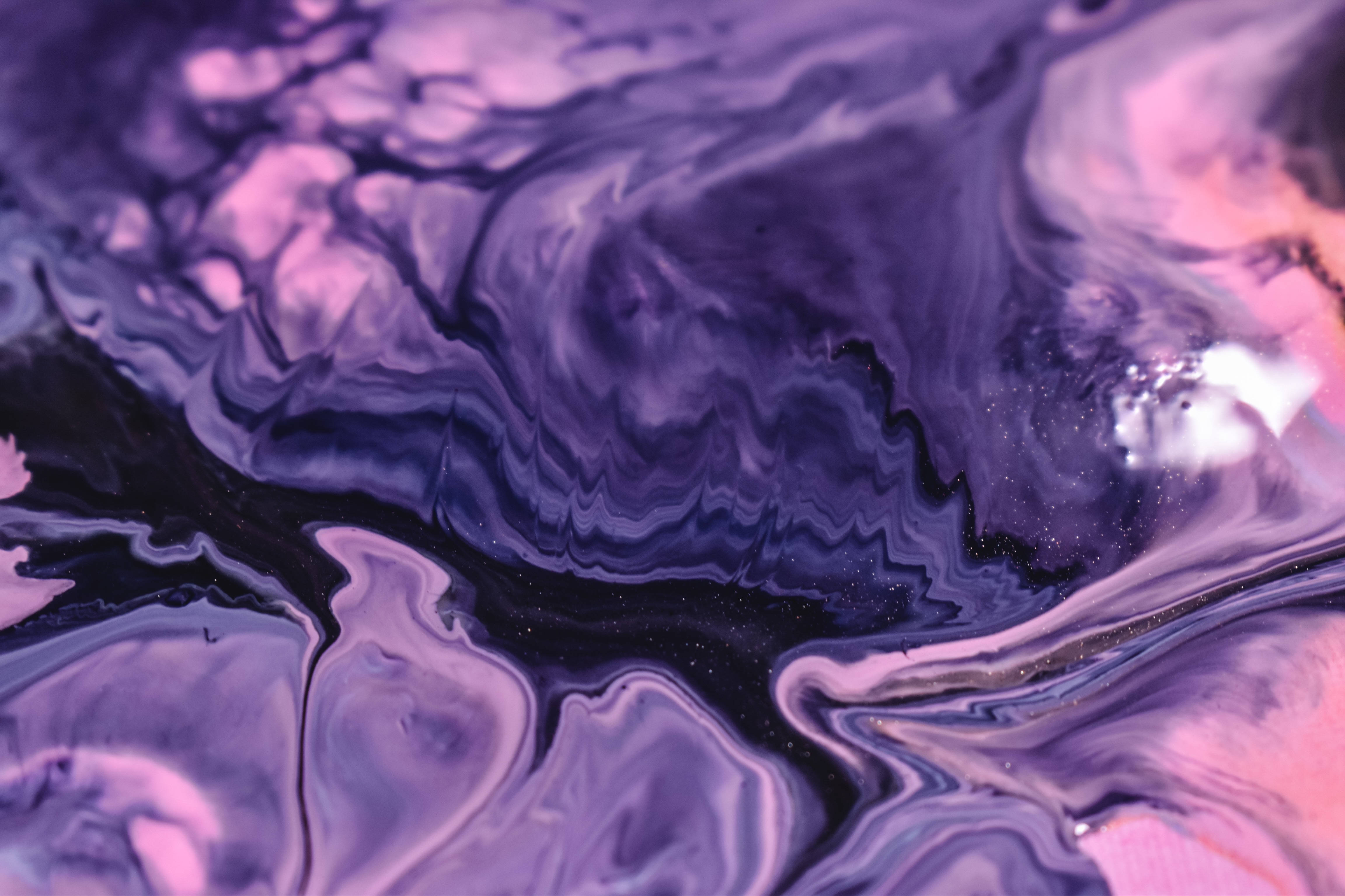 Liquid 桌布 壁紙 — 充滿活力的紫色、粉紅色和黑色液體顏料漩渦抽象圖案，帶有閃爍斑點。