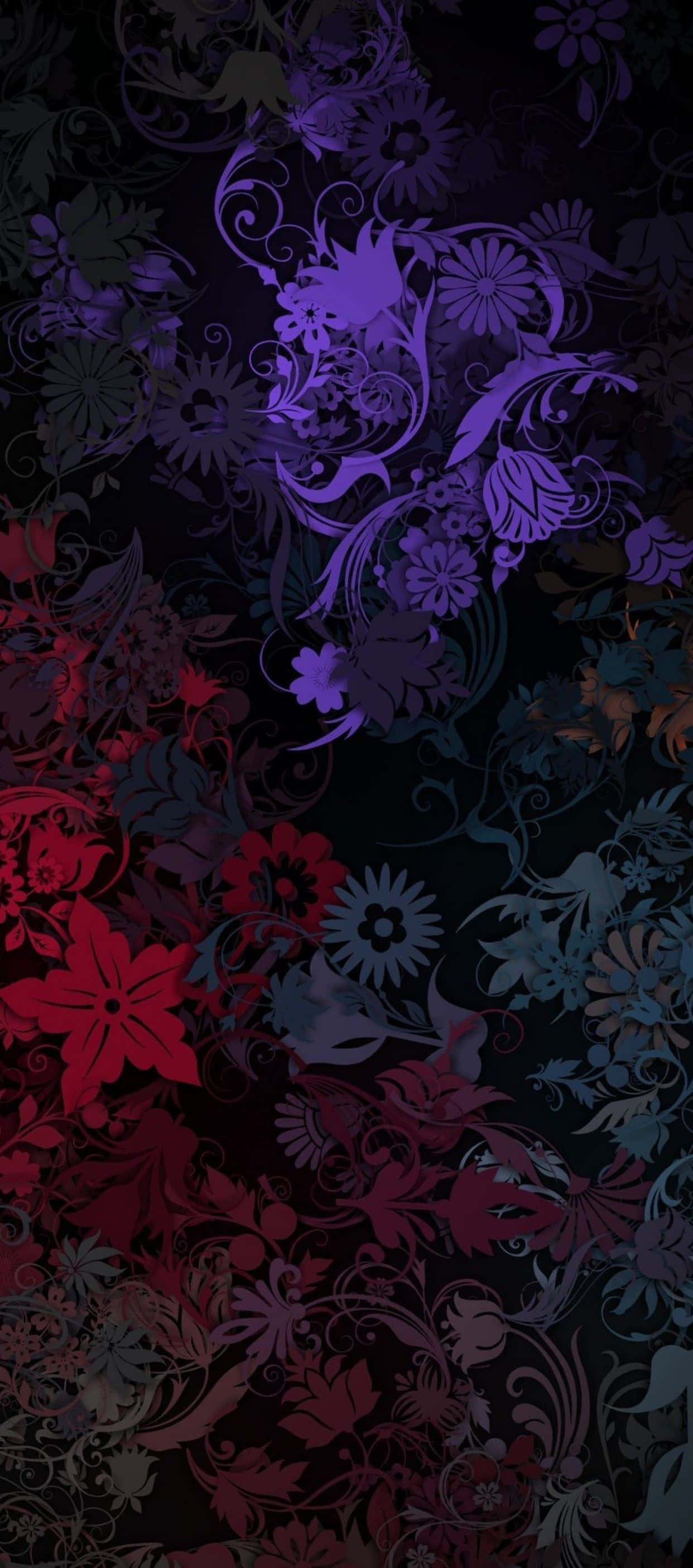 桌布 壁紙 — 充滿活力的紫色、紅色和藍色花卉圖案在深色背景上旋轉，呈現華麗的壁紙設計。