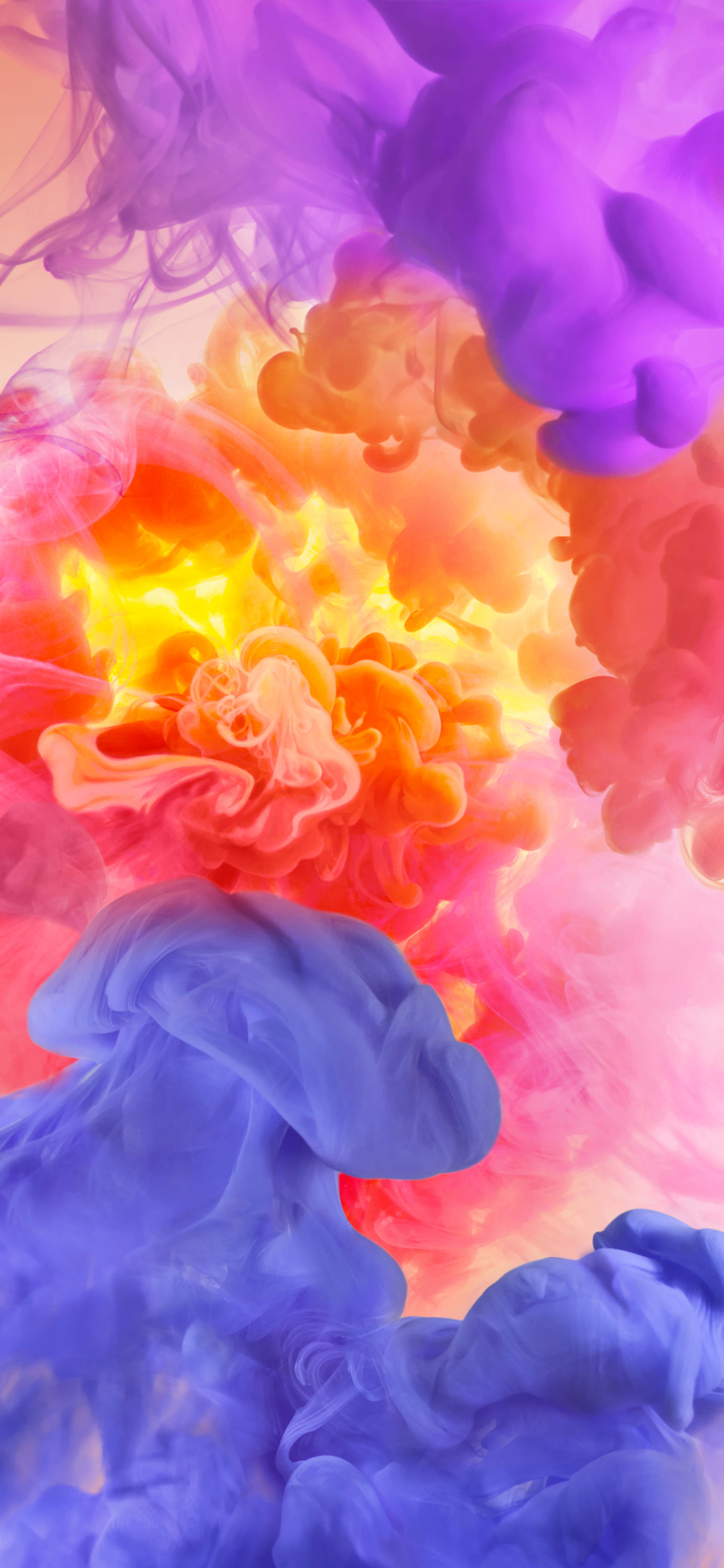 Colorful Smoke 桌布 壁紙 — 充滿活力的紫色、藍色、橙色和黃色墨水漩渦雲在柔和的漸變背景上爆炸。