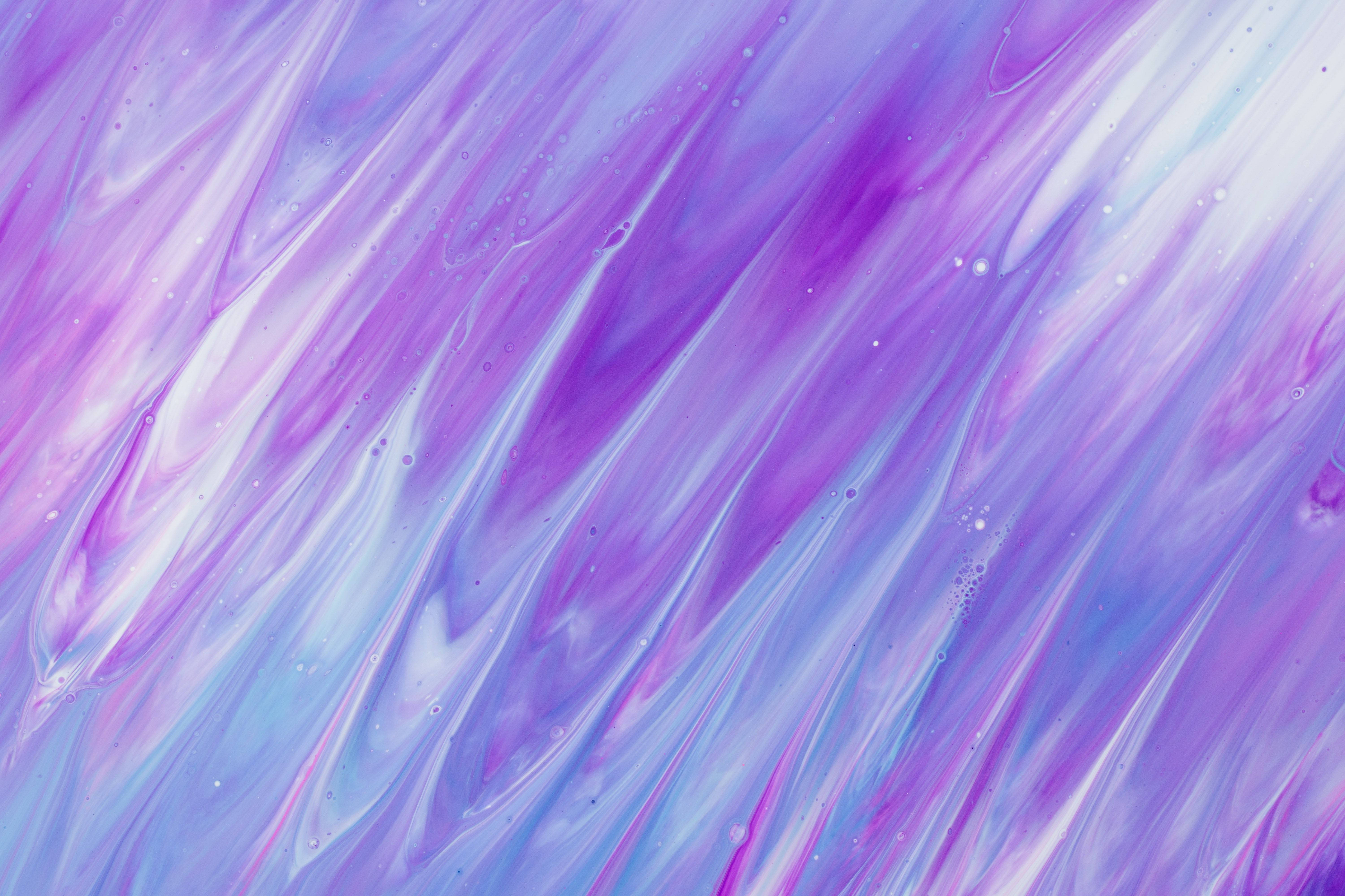 Lavender 桌布 壁紙 — 充滿活力的紫色、藍色和白色液體顏料漩渦抽象圖案，帶有光澤高光。