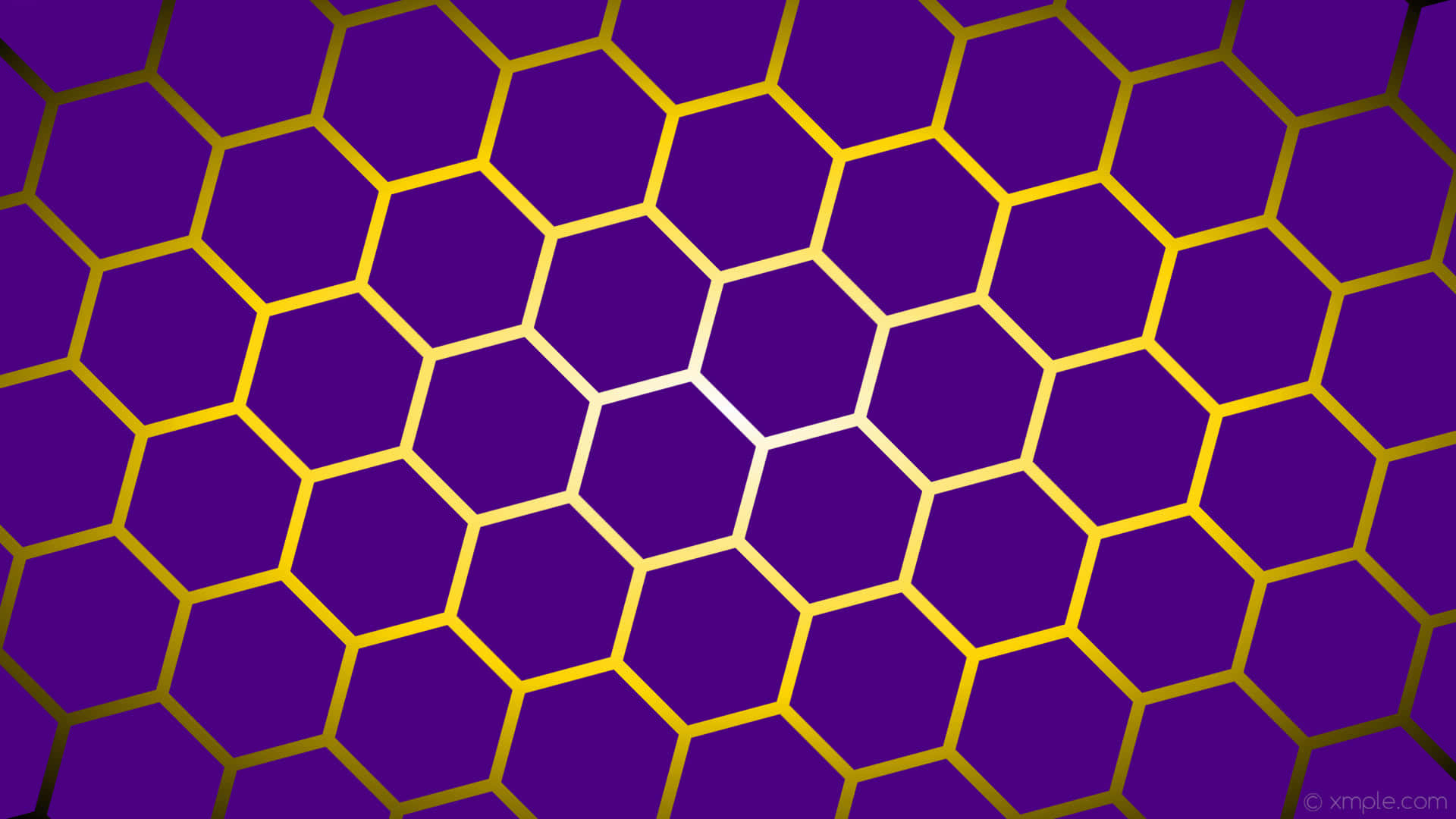 Honeycomb 桌布 壁紙 — 充滿活力的紫色六邊形網格搭配發光金色輪廓，營造出大膽的幾何圖案。