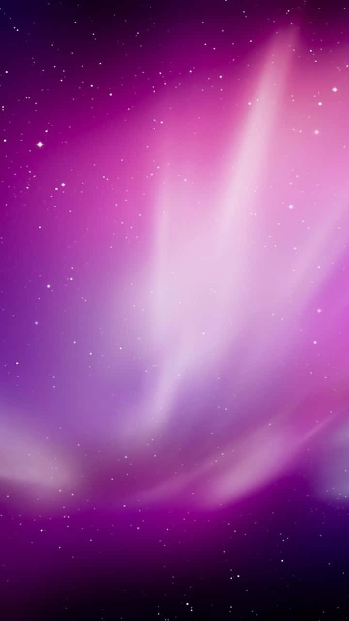 High Res 桌布 壁紙 — 充滿活力的紫色北極光在繁星點點的夜空中舞動，伴隨著柔和發光的絲帶和散落的閃爍星星。