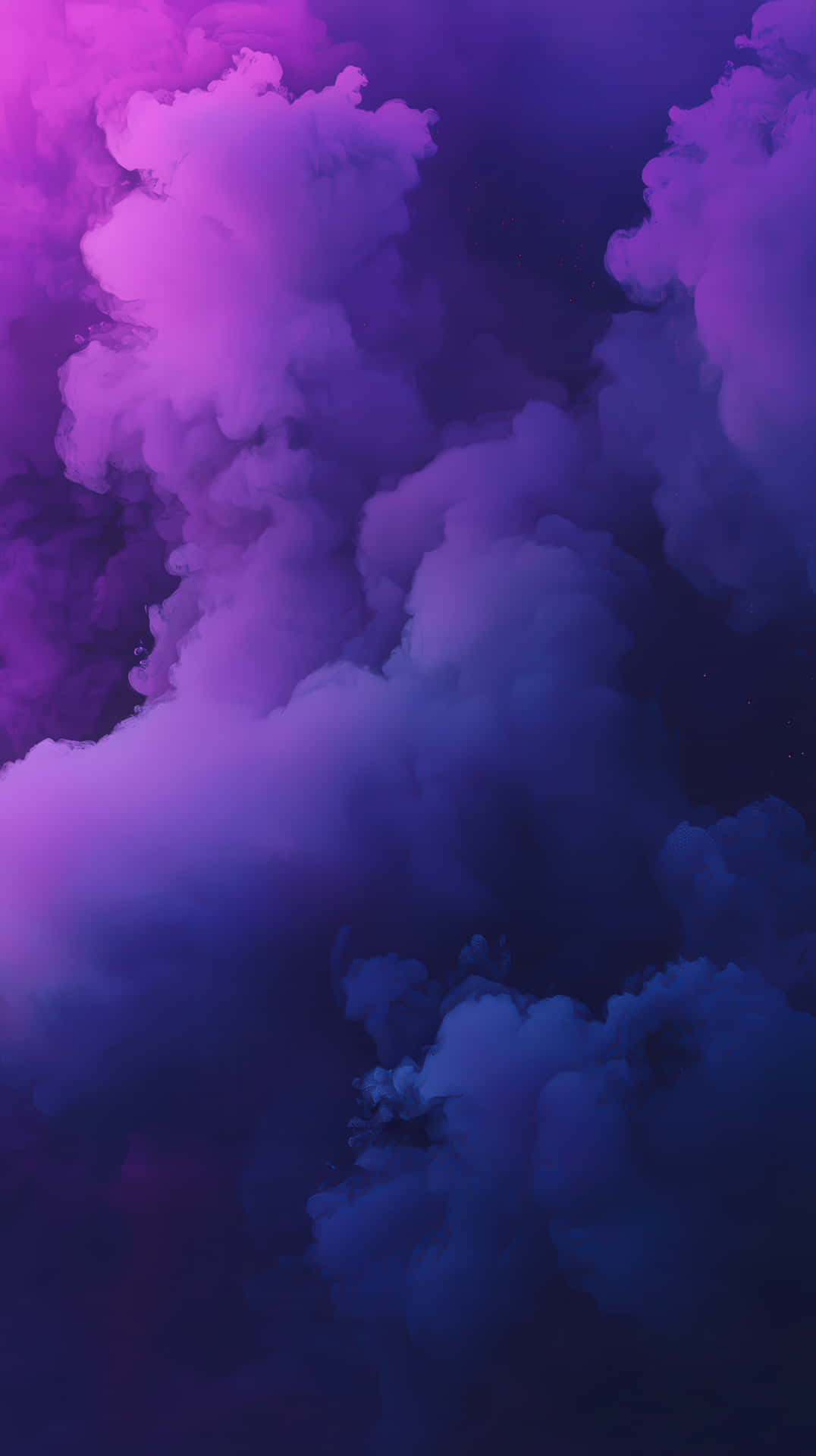 Abstract Purple and Blue Ink Cloud Background 壁紙 — 充滿活力的紫色和深藍色墨水的豐厚雲朵旋轉並融合，形成夢幻般的抽象構圖。