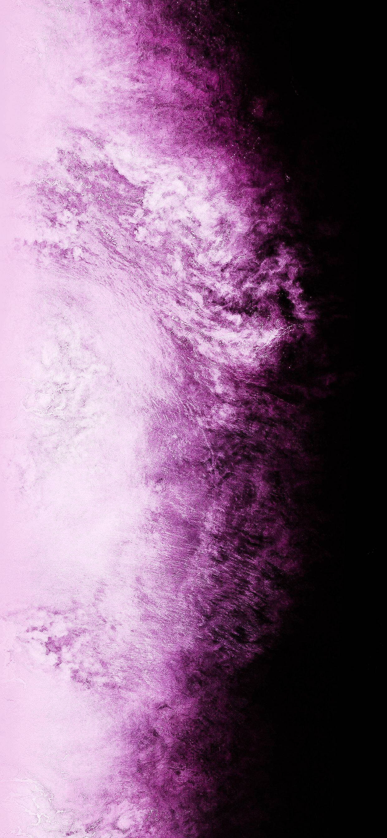 Magenta 桌布 壁紙 — 充滿活力的紫色和白色星雲在深黑色太空中形成強烈對比的宇宙漩渦，呈現出戲劇性的天體景觀。