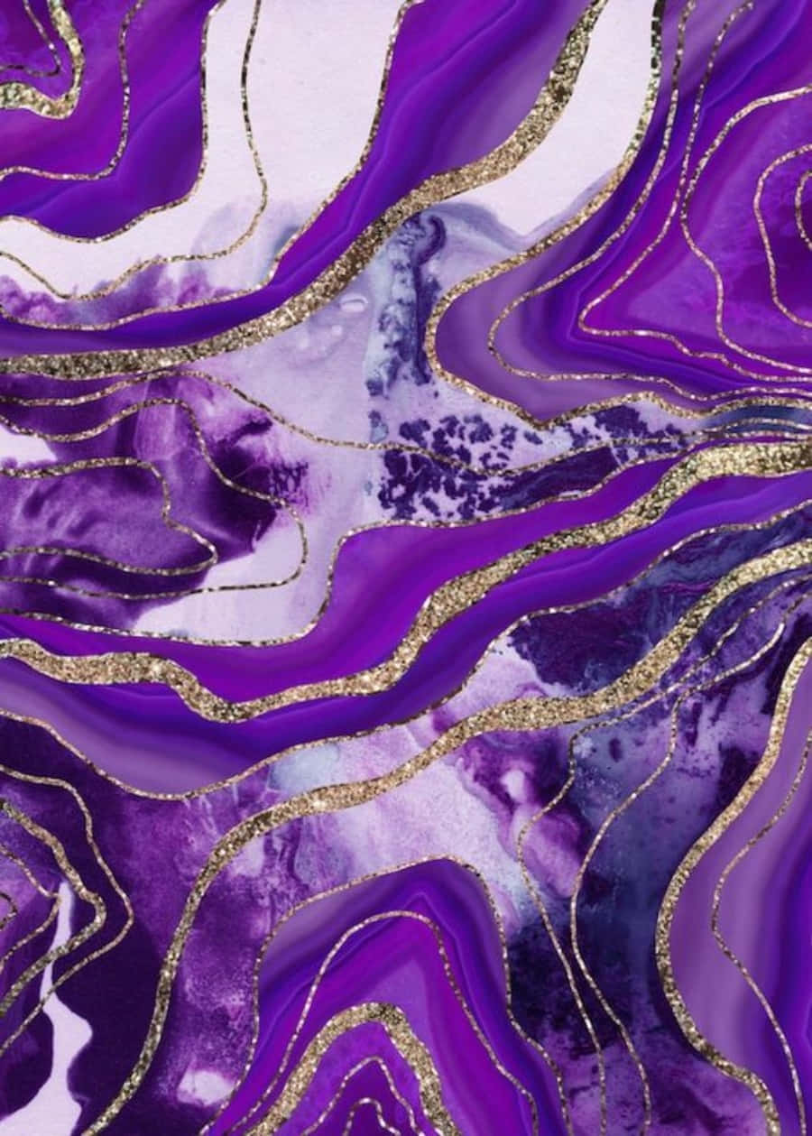 Marble Texture 桌布 壁紙 — 充滿活力的紫色和白色瑪瑙狀漩渦，搭配閃閃發光的金色線條，營造出奢華的抽象圖案。