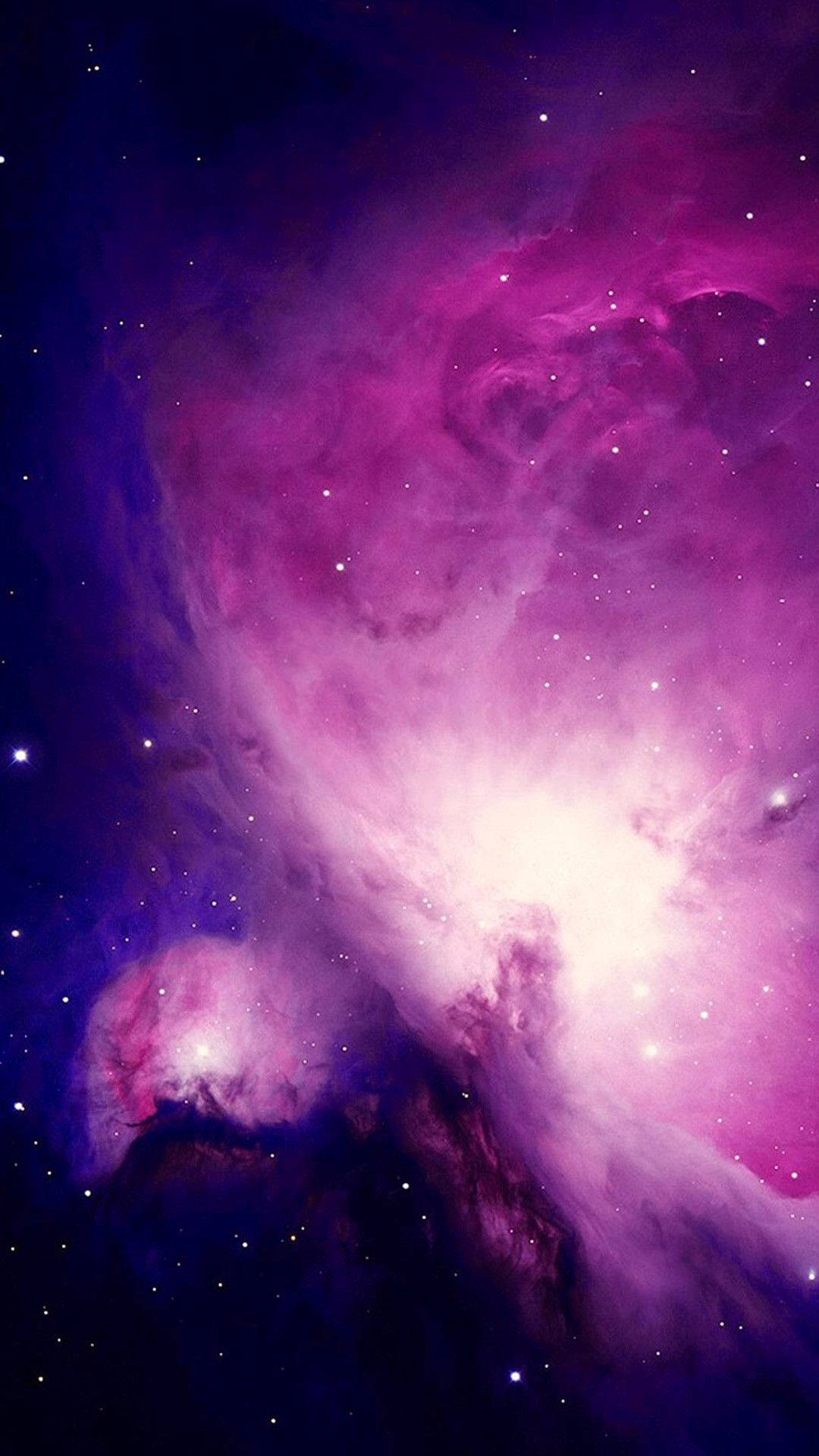 Stars 桌布 壁紙 — 充滿活力的紫色和粉紅色宇宙星雲漩渦，帶有發光的星星，背景是深邃的太空。
