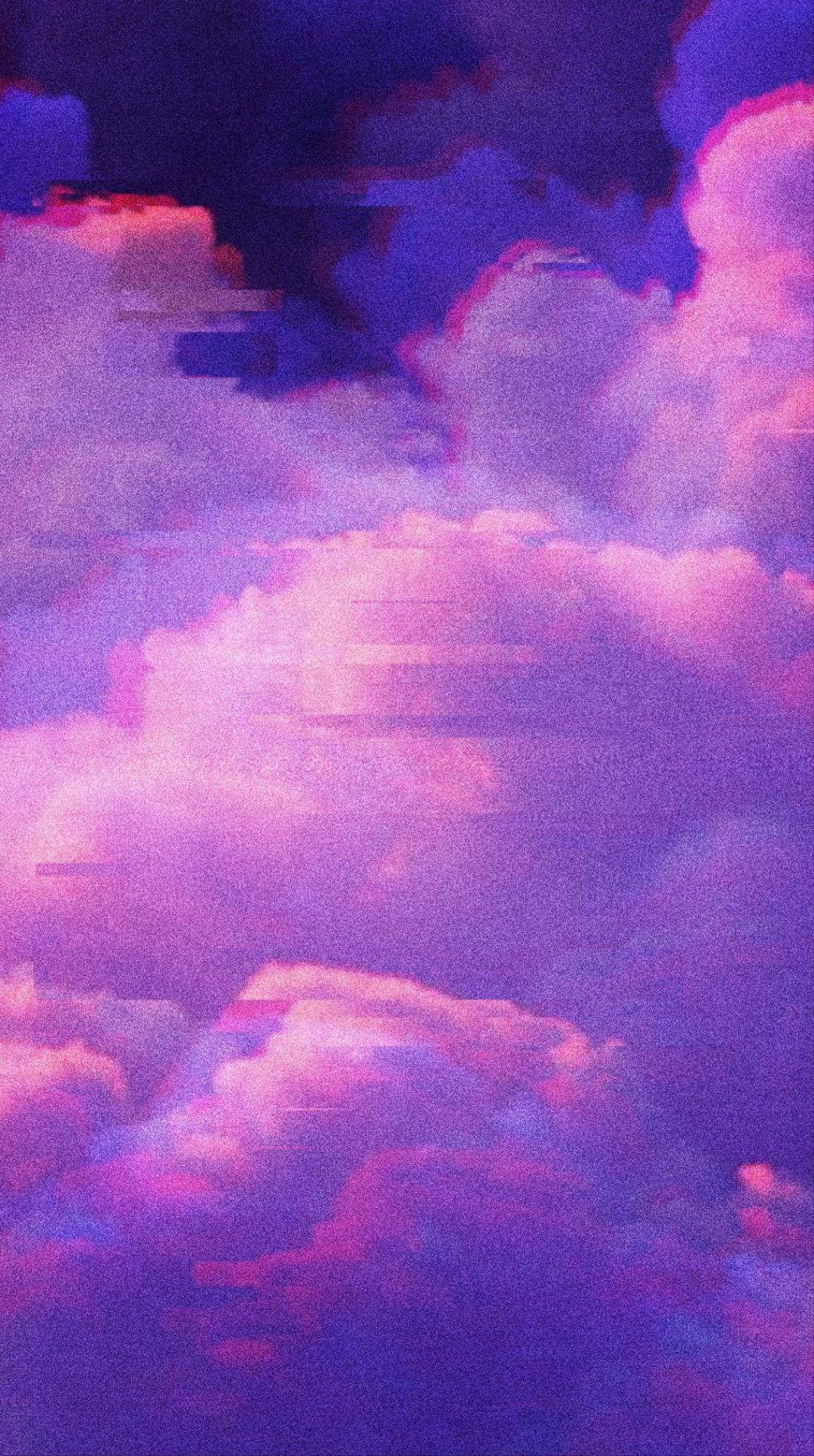 Purple Clouds 桌布 壁紙 — 充滿活力的紫色和粉紅色雲朵在帶有像素化扭曲效果的故障數位天空中飄移。