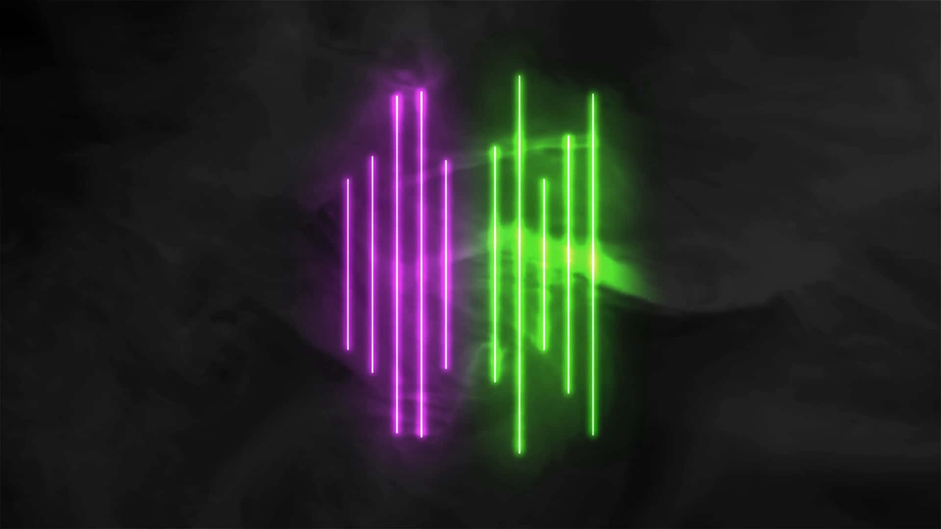 Purple And Green 桌布 壁紙 — 充滿活力的紫色和綠色霓虹垂直線條在煙霧瀰漫的黑暗背景上發光，營造出未來主義的數字抽象場景。