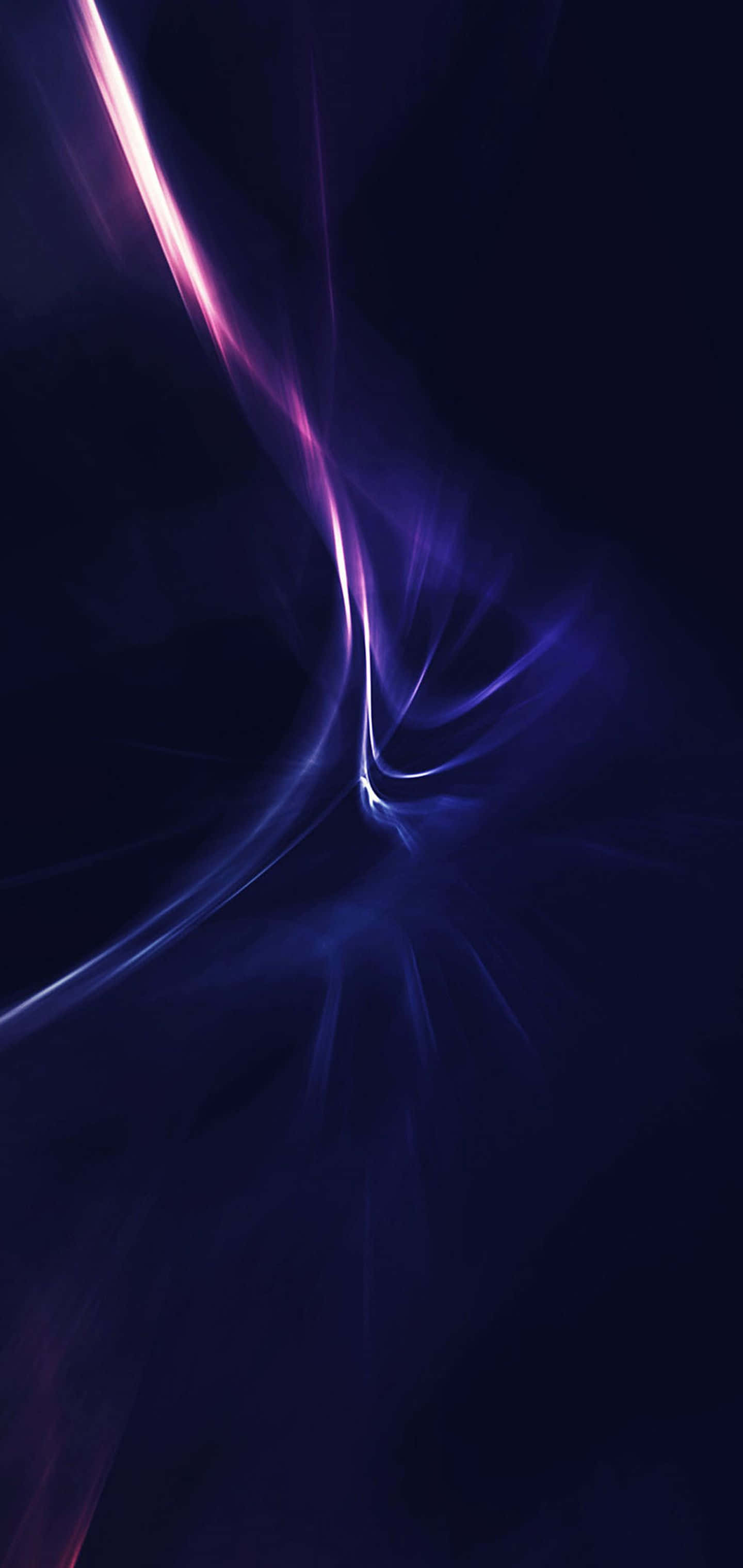 Galaxy S10 桌布 壁紙 — 充滿活力的紫色和藍色光線條在深黑色背景上動態旋轉，形成迷人的抽象構圖。