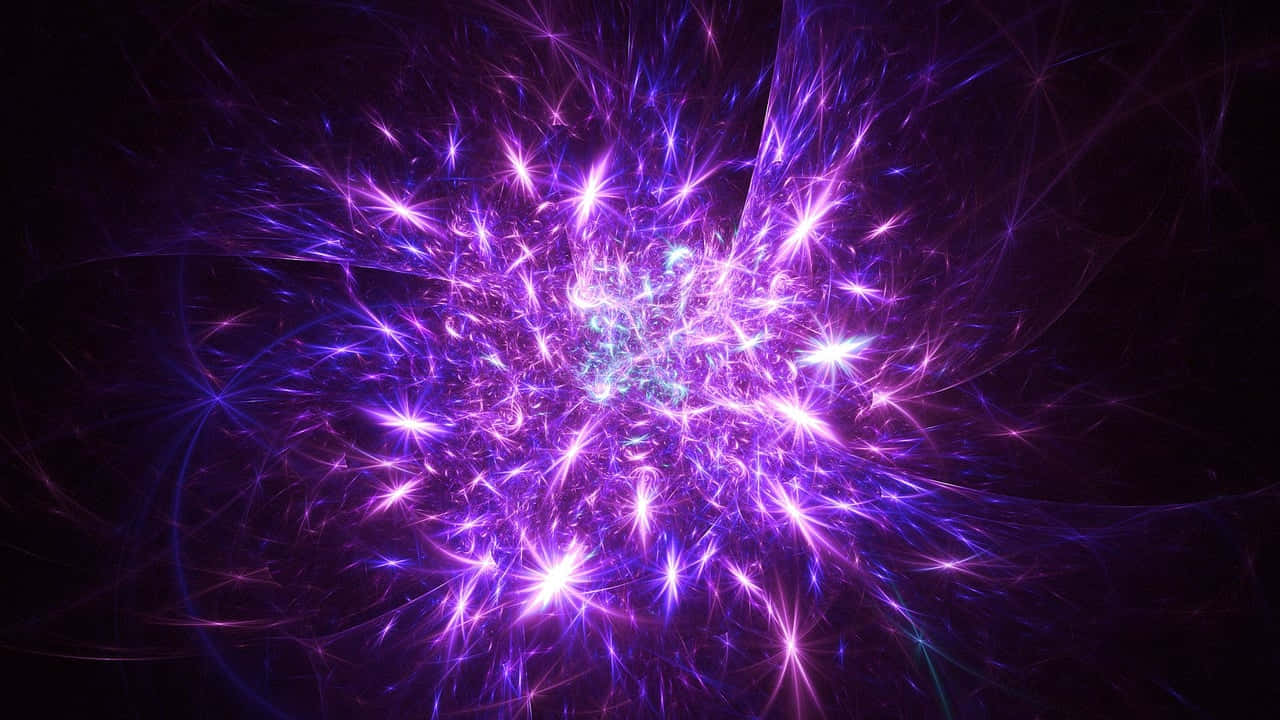 sparks 桌布 壁紙 — 充滿活力的紫色和藍色分形能量爆發在黑暗的宇宙背景下向外輻射。