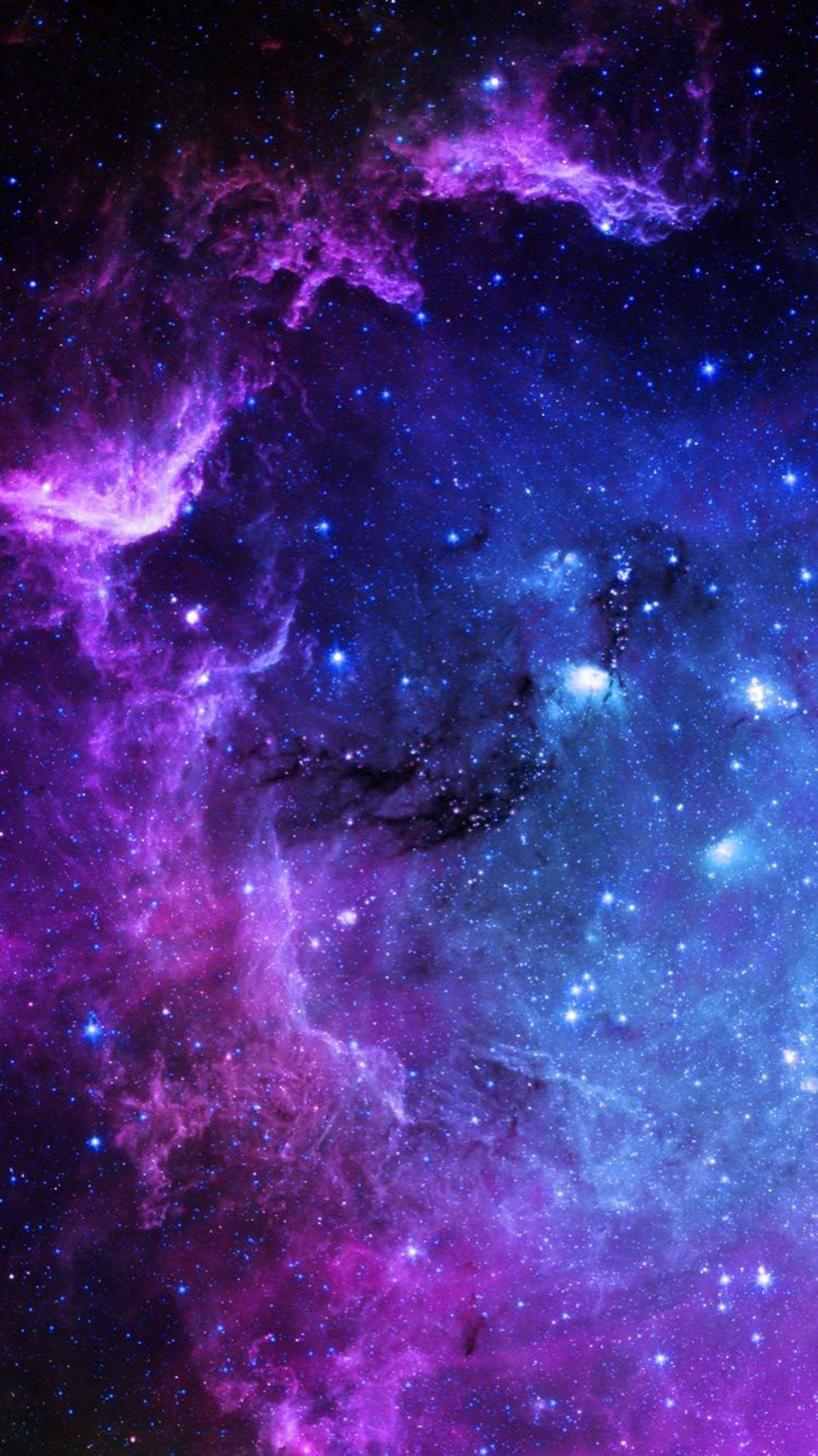 太空電話 桌布 壁紙 — 充滿活力的紫色和藍色宇宙星雲在深邃的太空背景下與發光的星星旋轉交織。