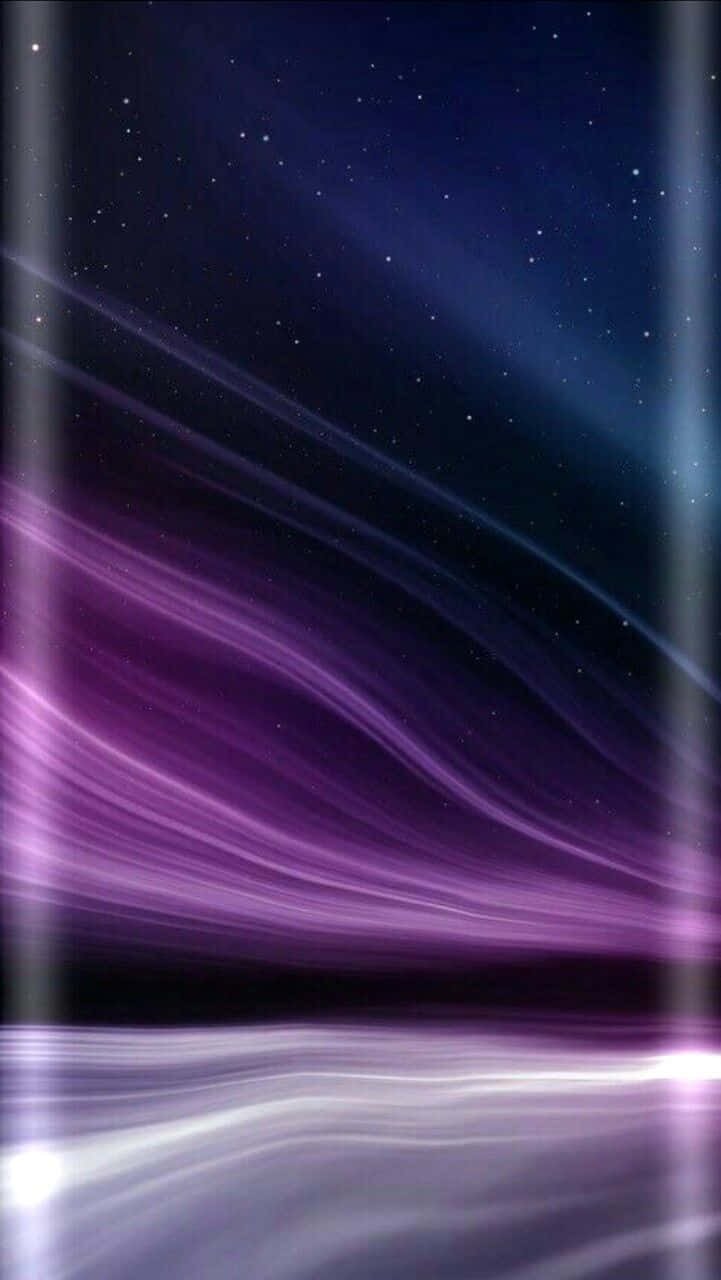 Purple Phone 桌布 壁紙 — 充滿活力的紫色和藍色宇宙波在繁星點點的夜空下流動，伴隨著發光的垂直光束。