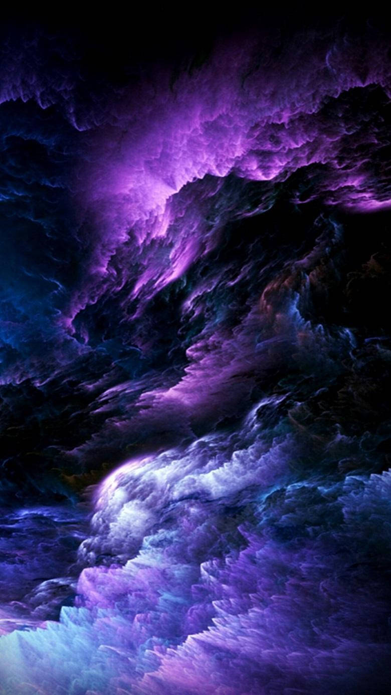 Note 10 桌布 壁紙 — 充滿活力的紫色和藍色宇宙雲在深邃的黑色虛空中戲劇性地旋轉，形成超現實的數位天空。