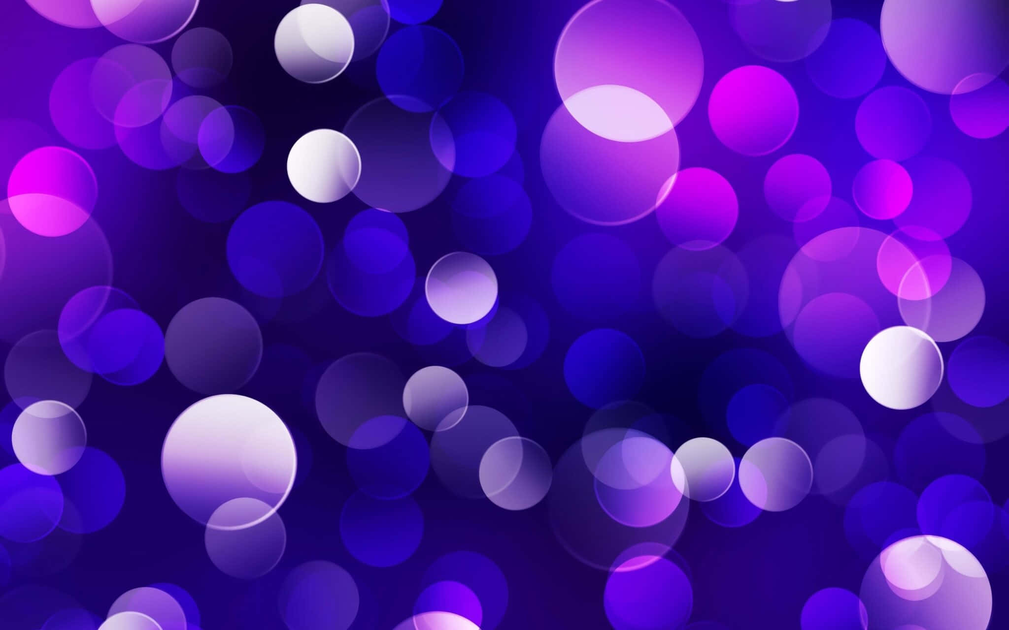 circles 桌布 壁紙 — 充滿活力的紫色和藍色散景圓圈在深色背景上柔和發光，營造出夢幻般的抽象光效。