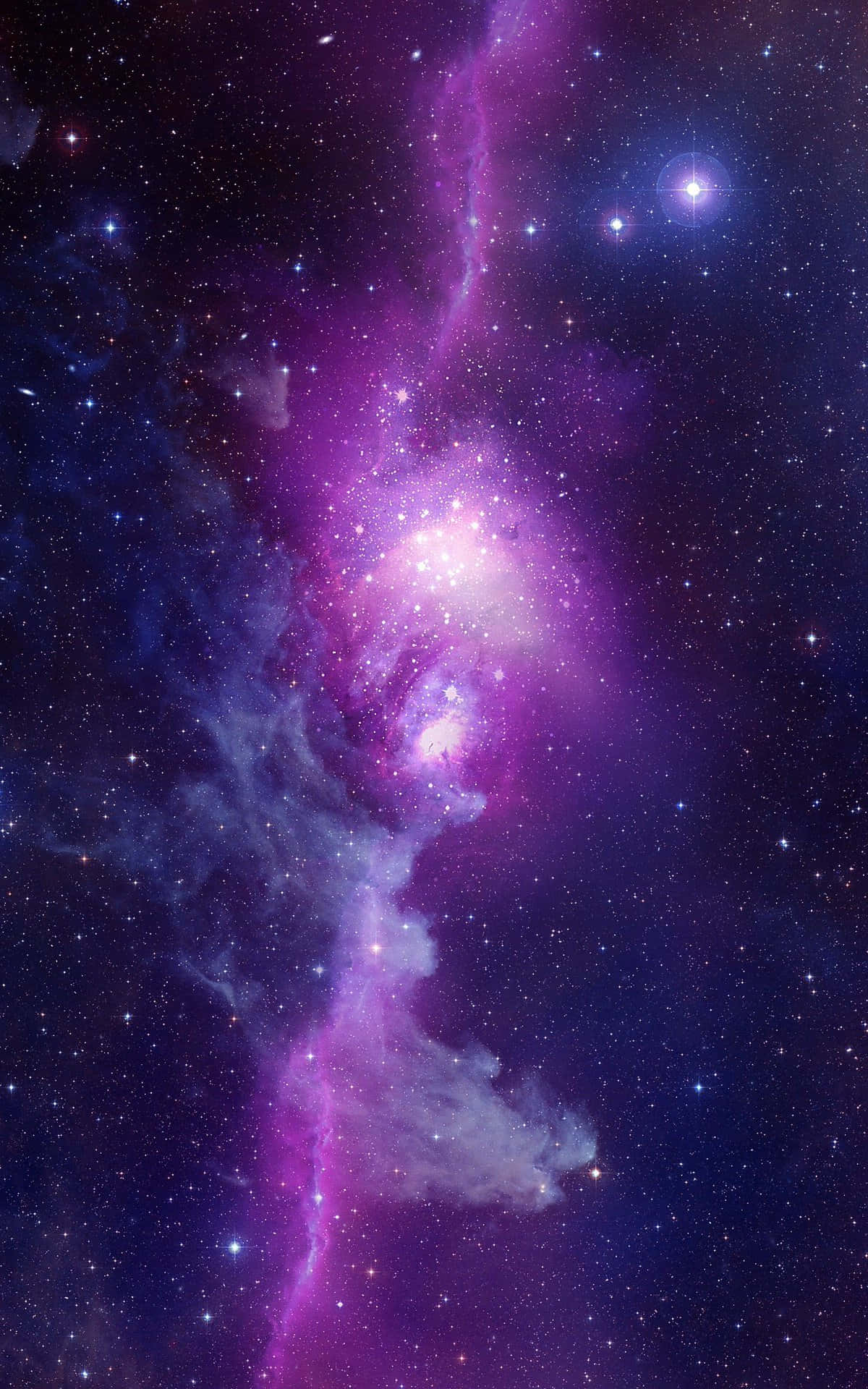 銀河 桌布 壁紙 — 充滿活力的紫色和藍色星雲，伴隨著發光的宇宙塵埃和明亮的星星，劃過星場。