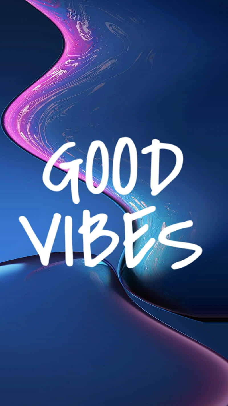 Liquid 桌布 壁紙 — 充滿活力的紫色和藍色液體漩渦在粗體白色「GOOD VIBES」文字後方動態流動。