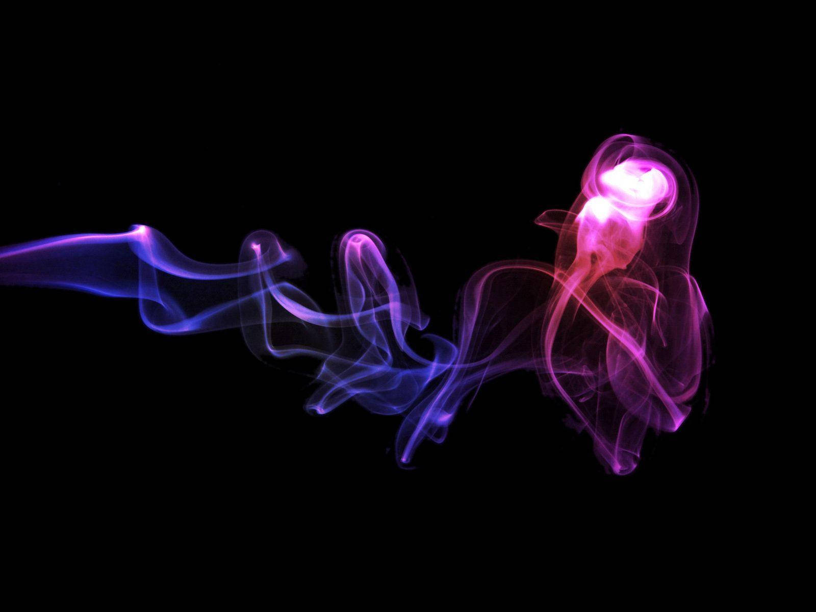 Dark Neon 桌布 壁紙 — 充滿活力的紫色和藍色煙霧在純黑色背景上優雅地旋轉，營造出空靈的發光效果。