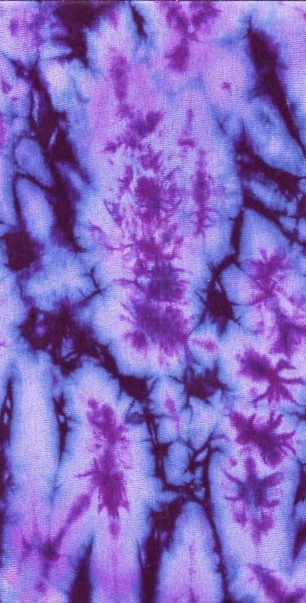 Purple Dye 桌布 壁紙 — 充滿活力的紫色和藍色紮染圖案，在紋理布料上有大膽的斑點和條紋。