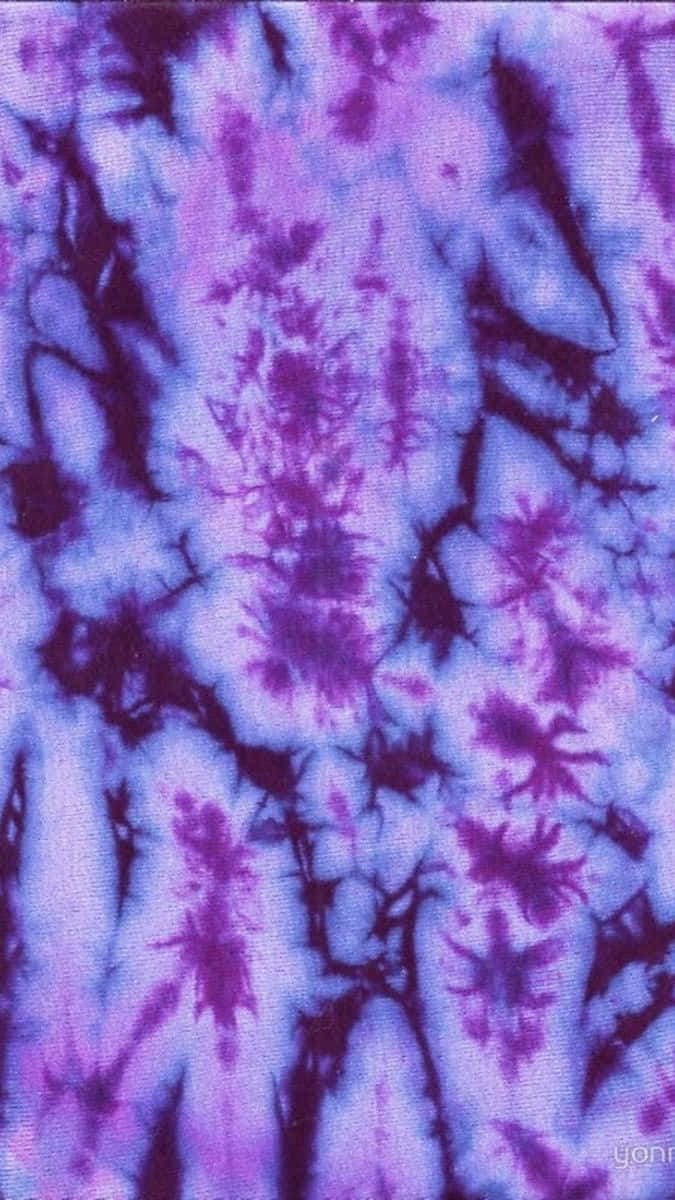 Purple Tie Dye 桌布 壁紙 — 充滿活力的紫色和藍色紮染圖案，在紋理織物上呈現漩渦狀有機形狀。
