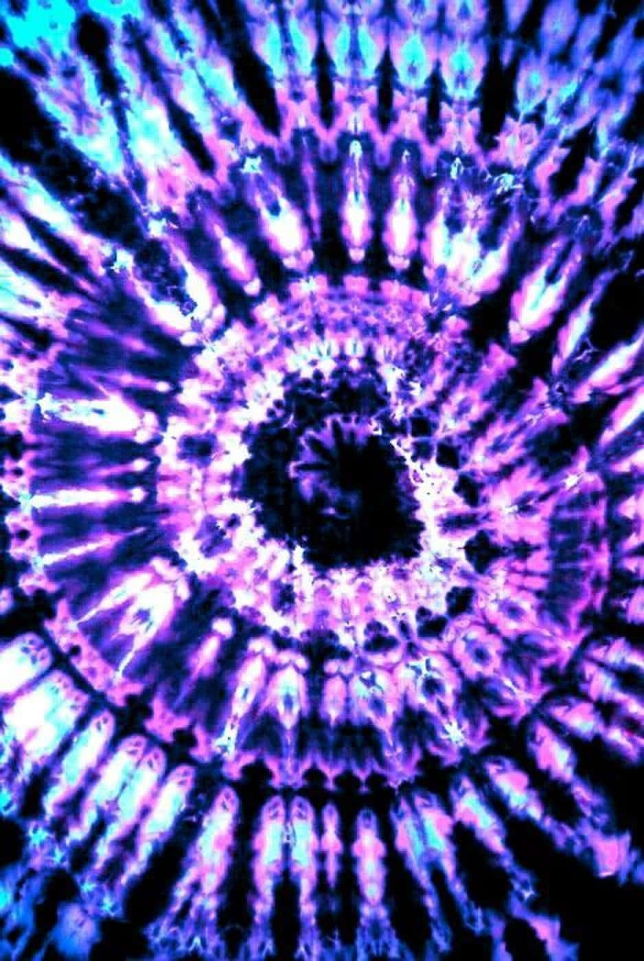 Purple Tie Dye 桌布 壁紙 — 充滿活力的紫色和藍色紮染漩渦從黑暗中心以催眠般的對稱圖案向外輻射。
