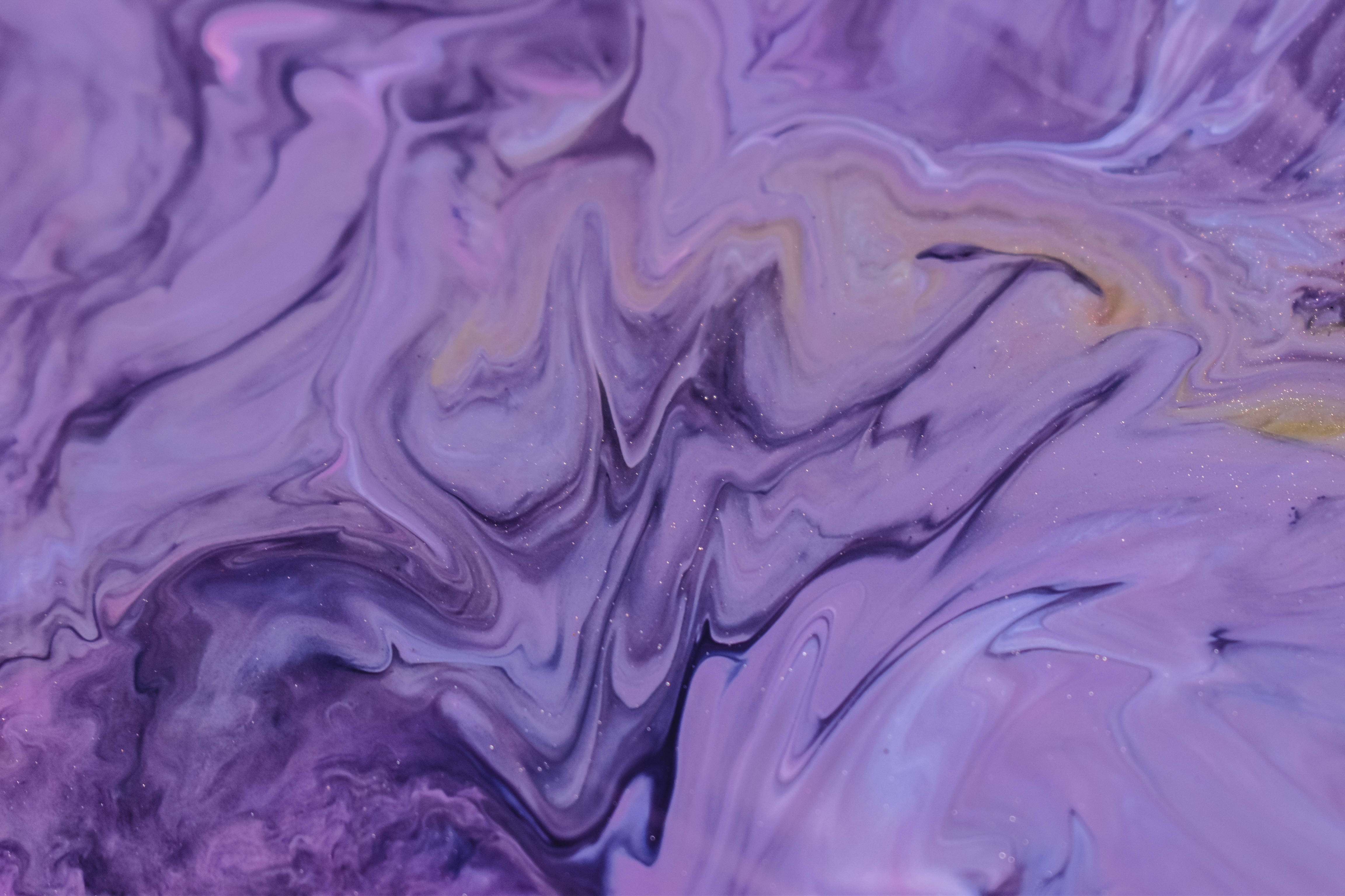 Painting 桌布 壁紙 — 充滿活力的紫色和金色液體顏料旋轉，創造出迷人的抽象流體藝術構圖。