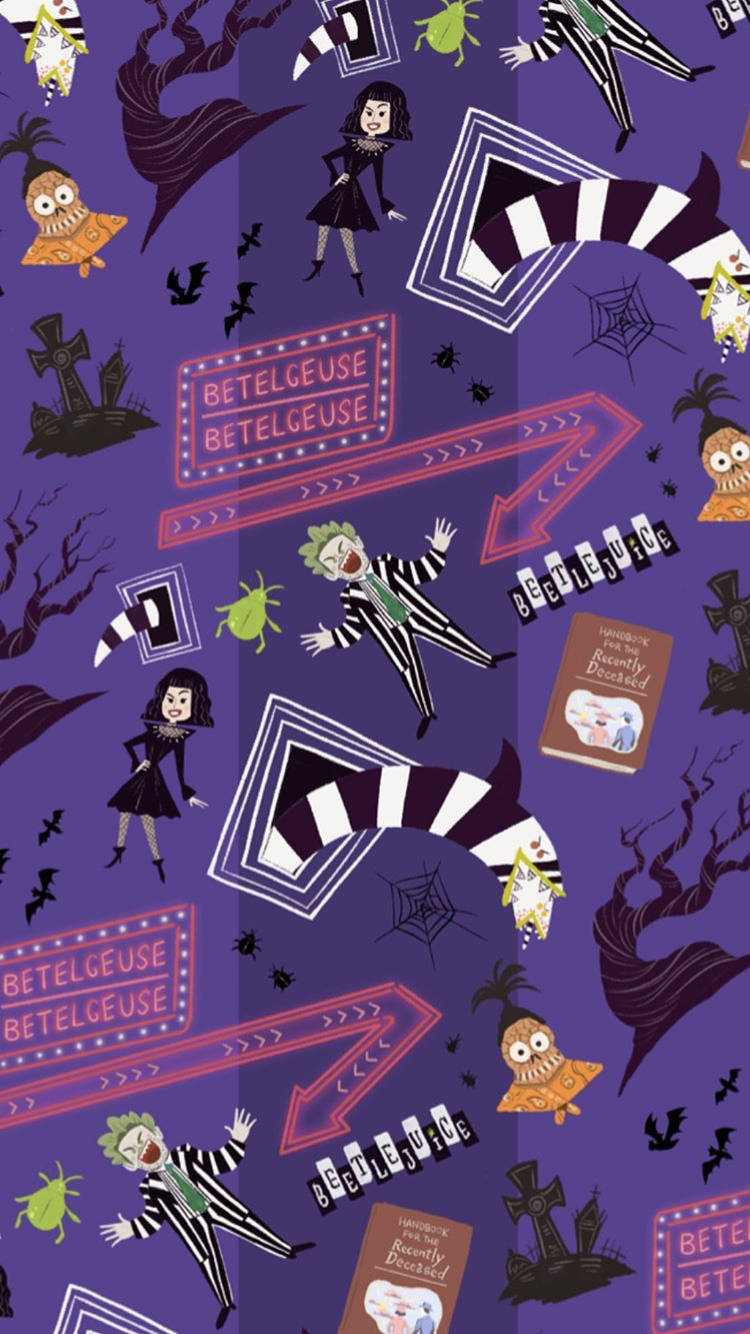 Broadway 桌布 壁紙 — 充滿活力的紫色壁紙， featuring Beetlejuice 角色穿著條紋服裝，周圍有恐怖標誌、蝙蝠和墓碑。