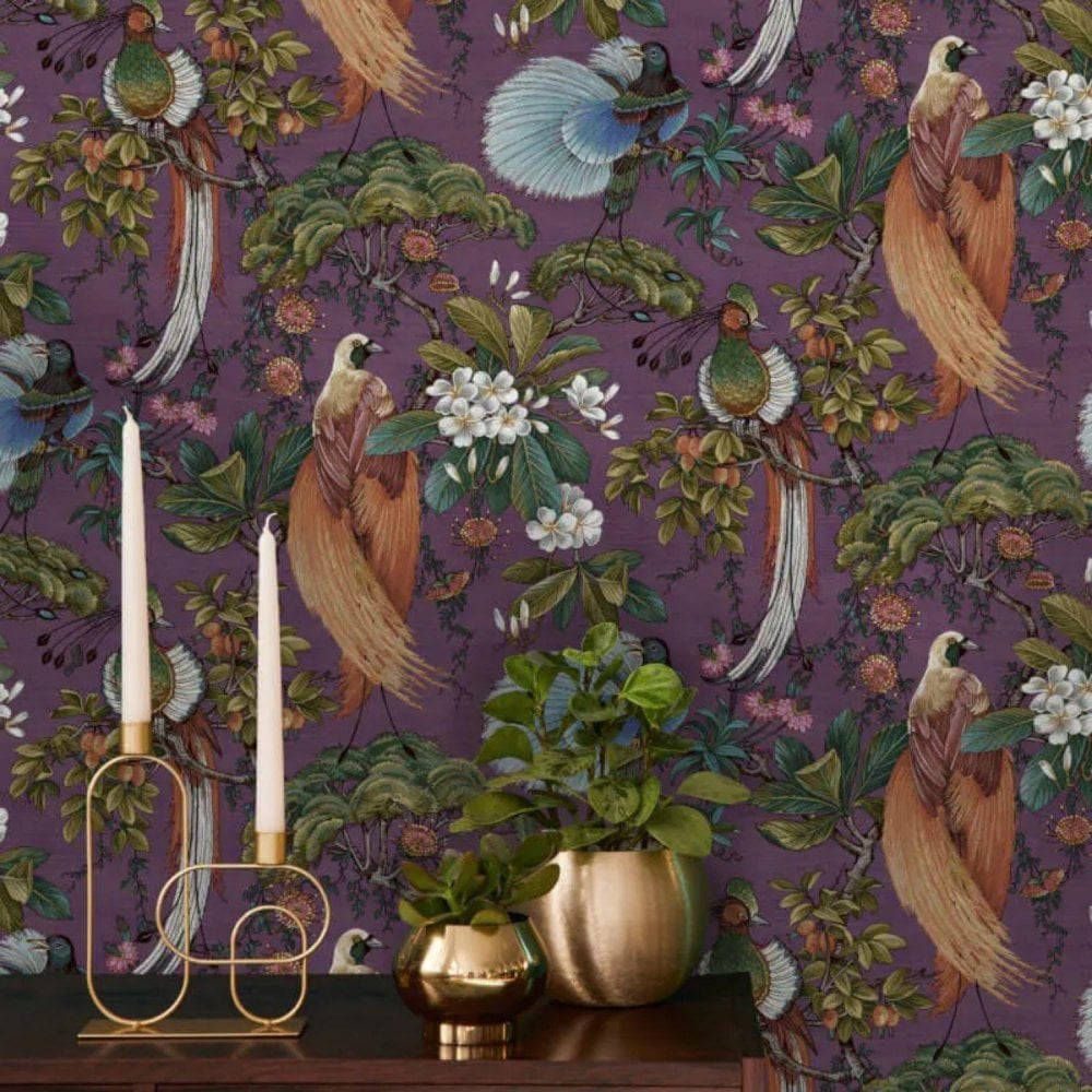 Chinoiserie 桌布 壁紙 — 充滿活力的紫色壁紙，飾有異國鳥類和茂密樹葉，以優雅的金色燭台和盆栽植物框起來。