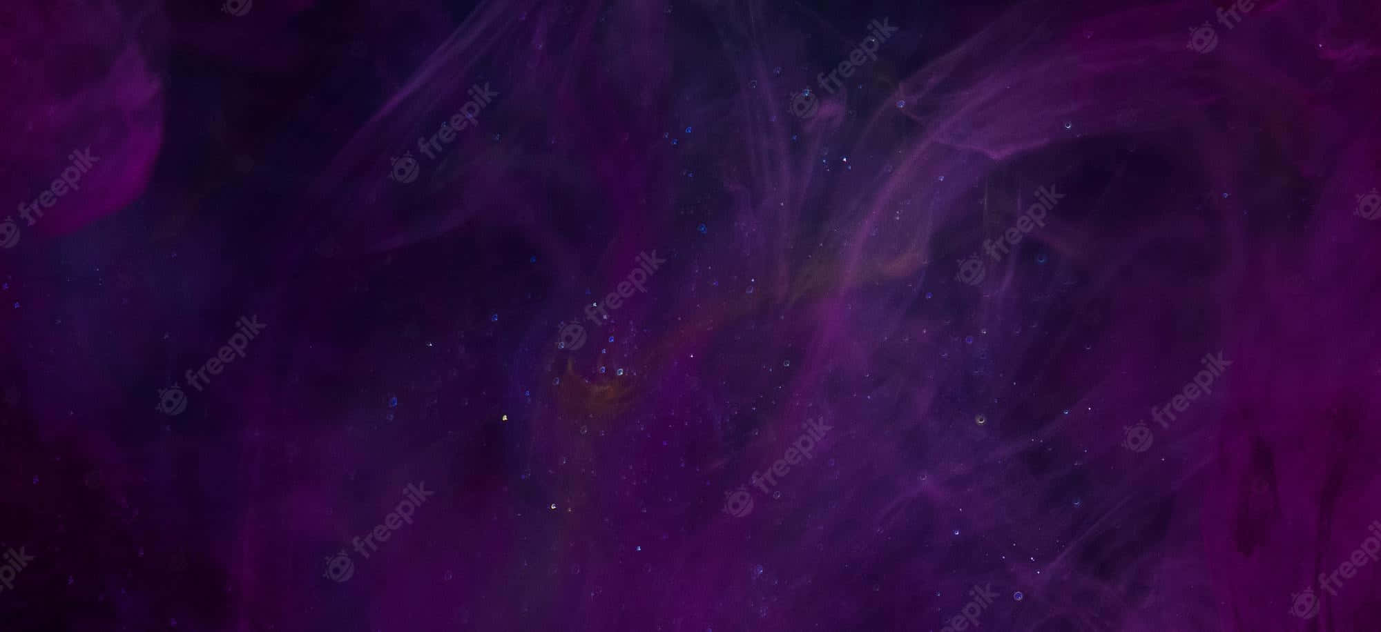Purple Grunge Aesthetic 桌布 壁紙 — 充滿活力的紫色宇宙星雲，帶有旋轉的氣體和散落的星星，襯托在黑暗虛空之上。