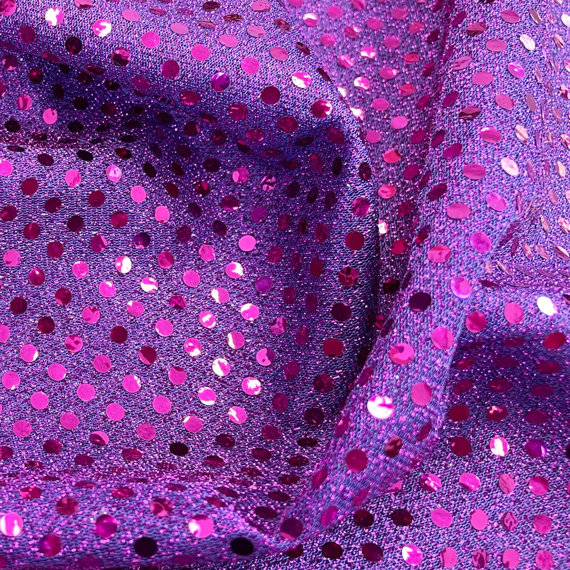 Purple Sequins 桌布 壁紙 — 充滿活力的紫色布料特寫，上面覆蓋著閃閃發光的火熱粉紅色亮片，捕捉光線。