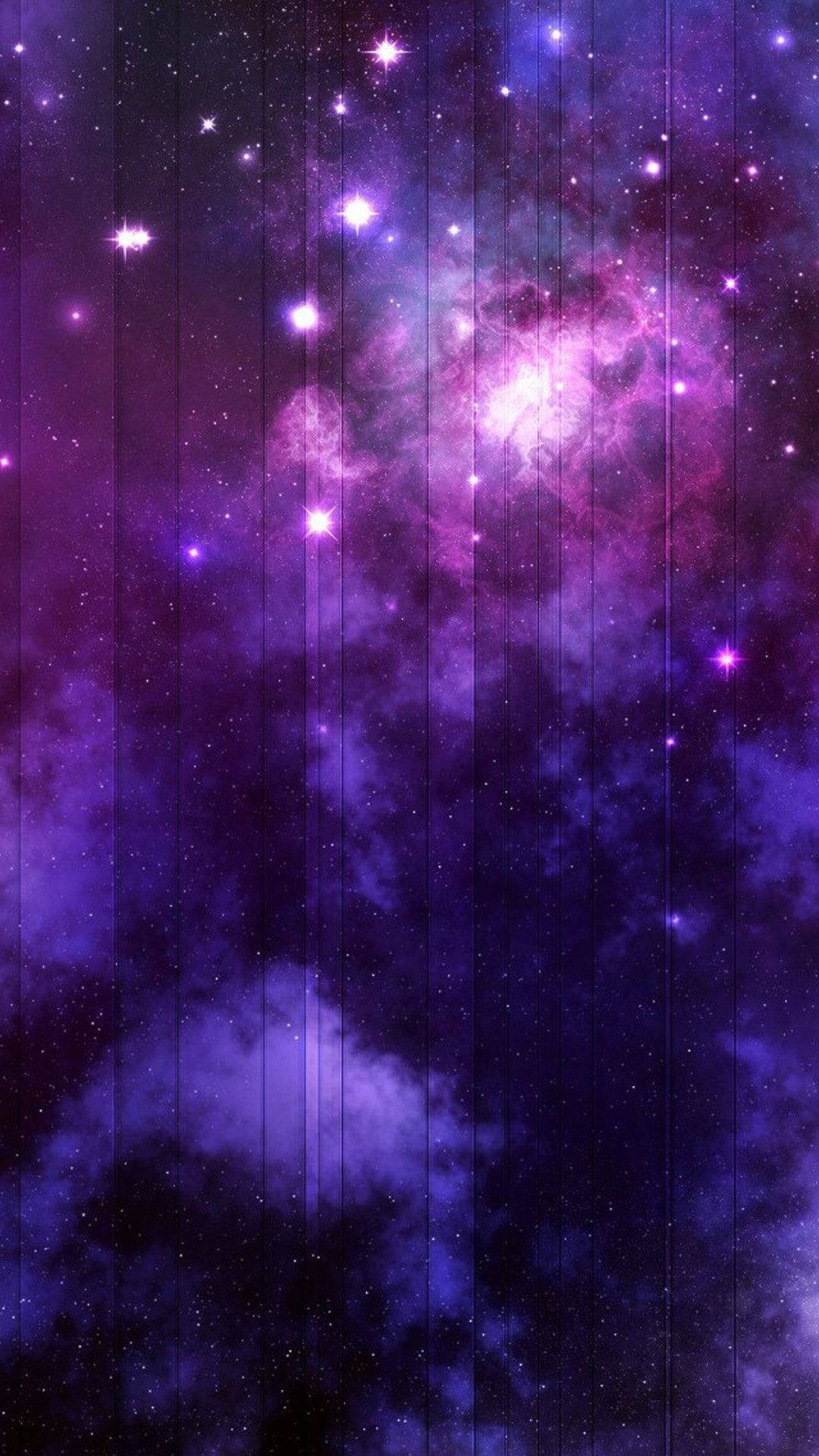 人像動態 桌布 壁紙 — 充滿活力的紫色星雲，帶有發光的星星和宇宙雲，背景是黑暗的太空。