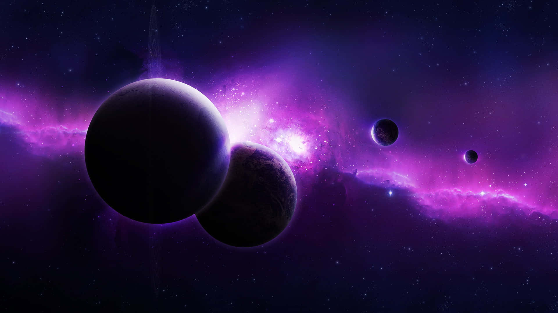 Black And Purple Galaxy 桌布 壁紙 — 充滿活力的紫色星雲在黑暗行星背後發光，呈現出有遙遠恆星和宇宙塵埃的宇宙場景。